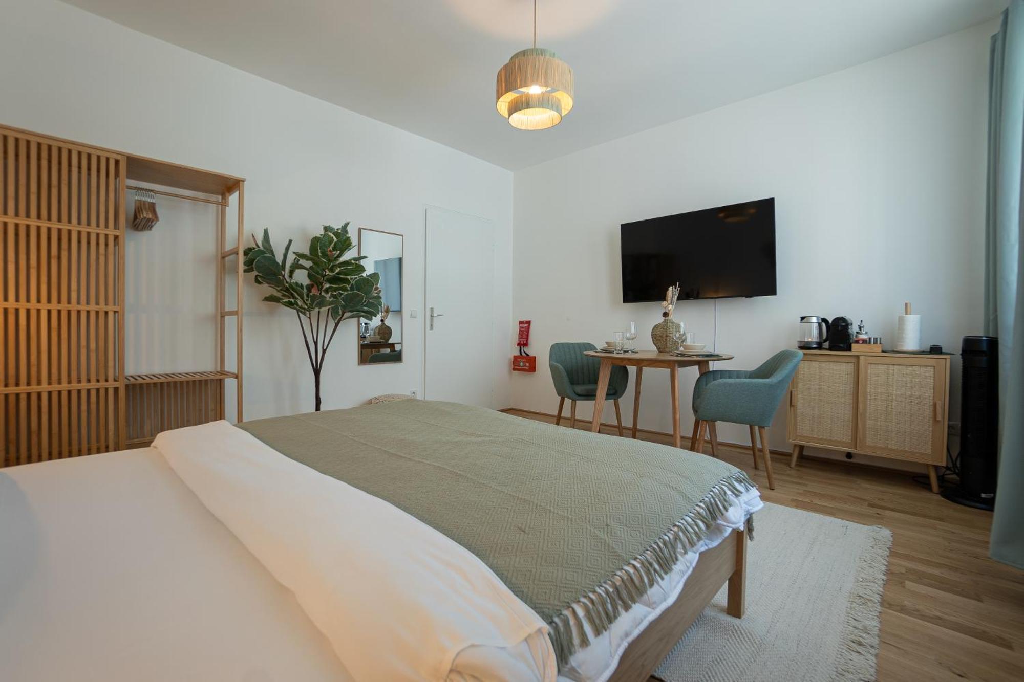 Bright Modern In Center With A Queen Bed *