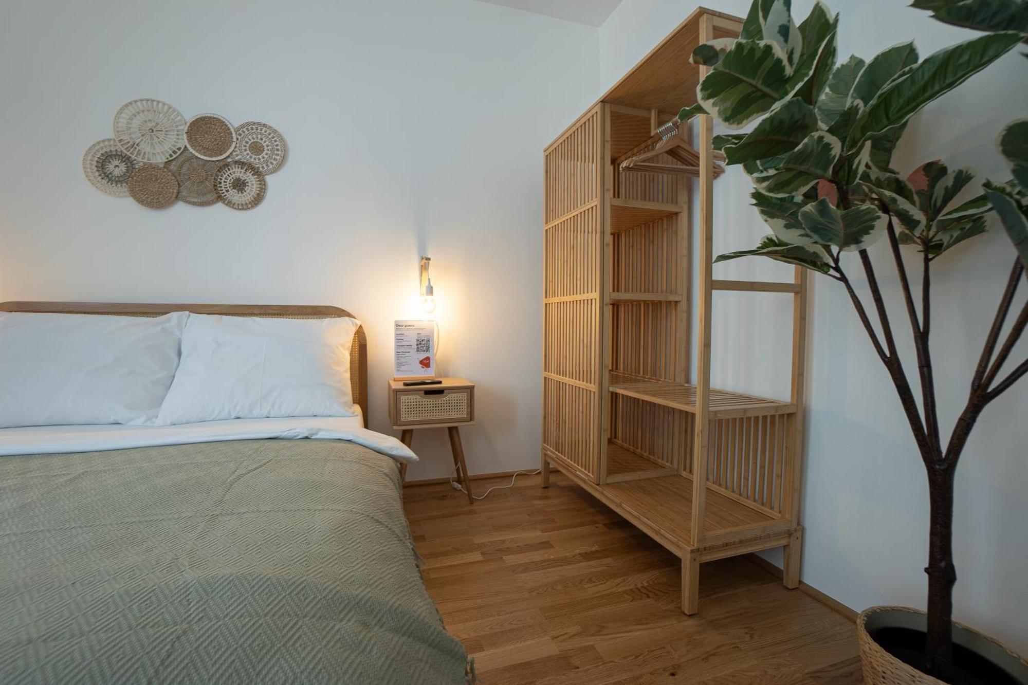 Bright Modern In Center With A Queen Bed Apartment