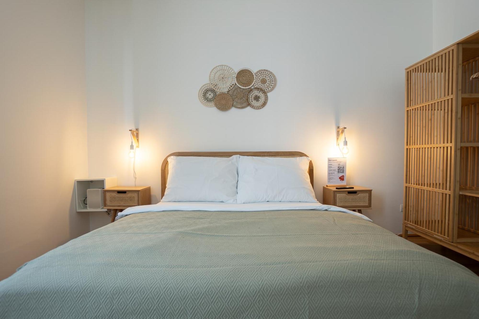 Bright Modern In Center With A Queen Bed Apartment *