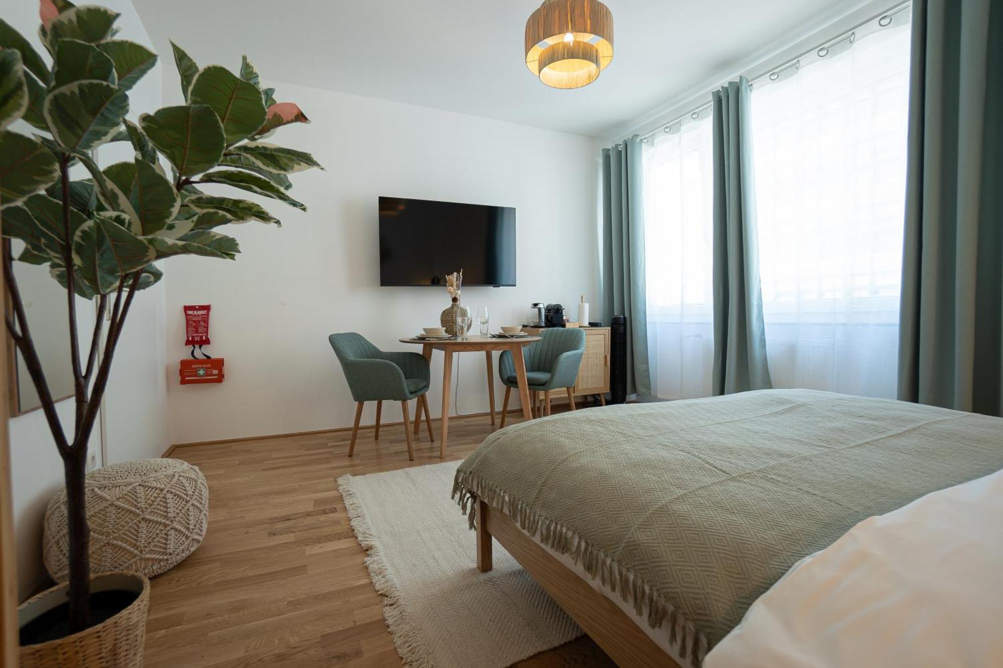 Bright Modern In Center With A Queen Bed * Vienna