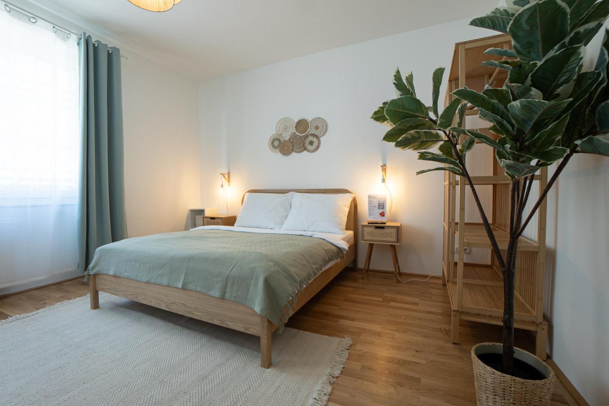 Bright Modern In Center With A Queen Bed *