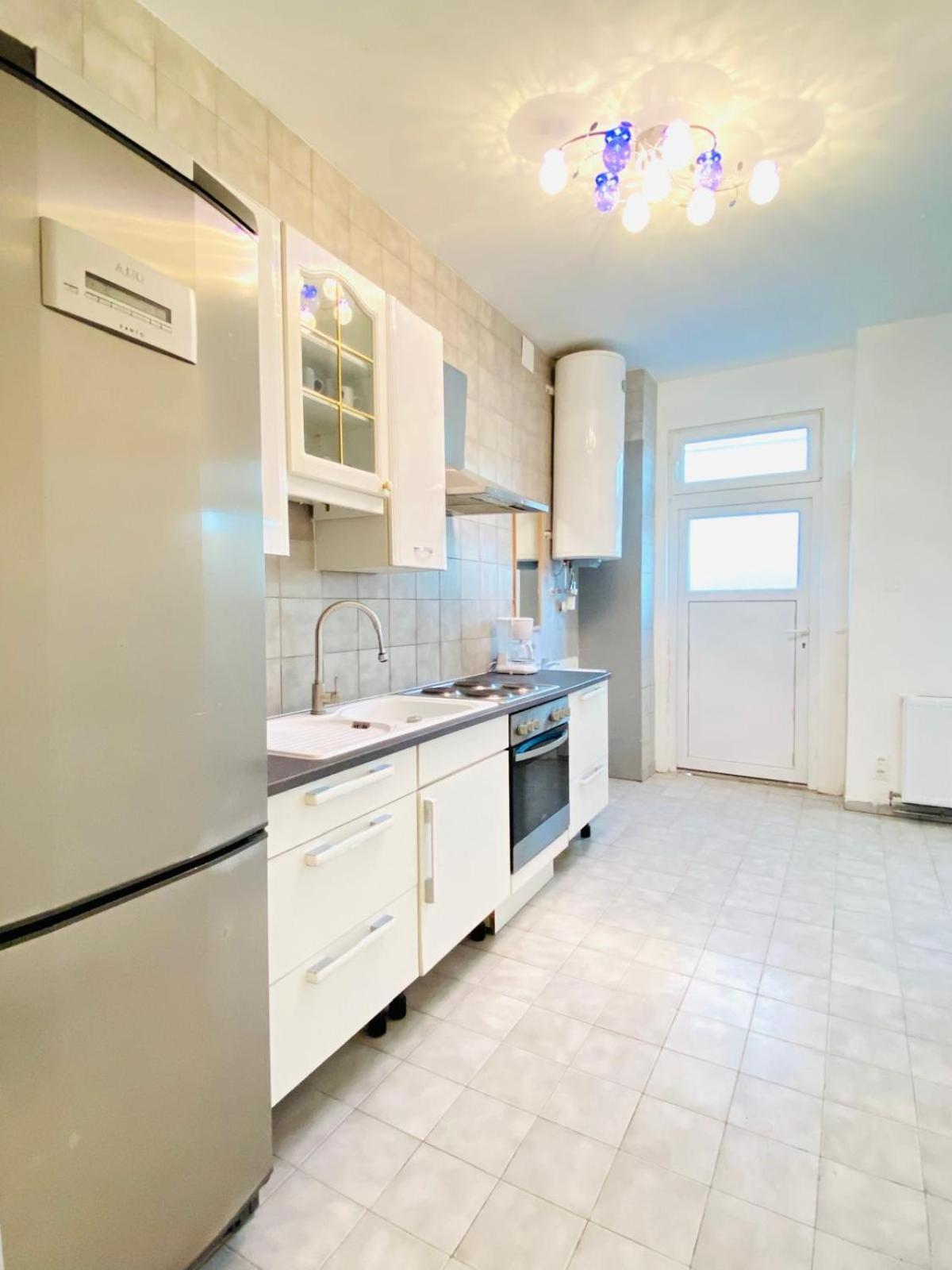 Bright 5br Shared W Great Transport Link Apartment *