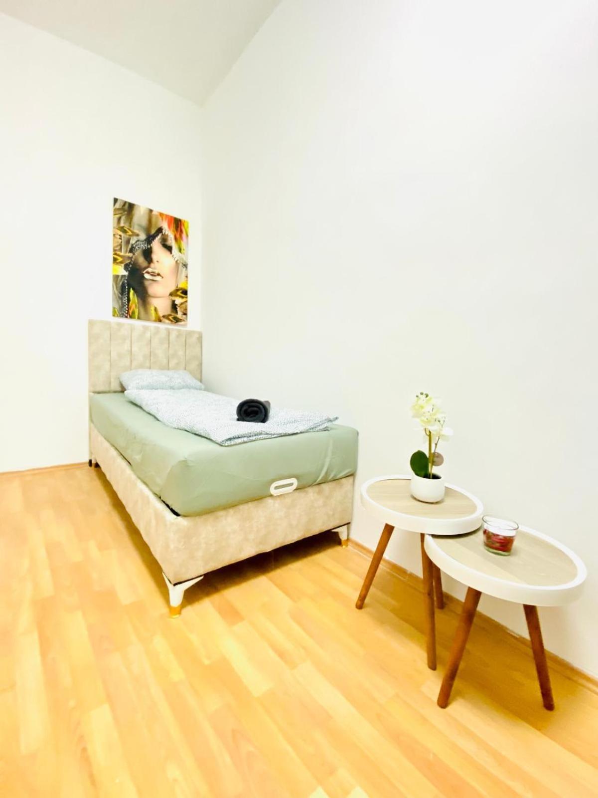 Bright 5br Shared W Great Transport Link Apartment Wien