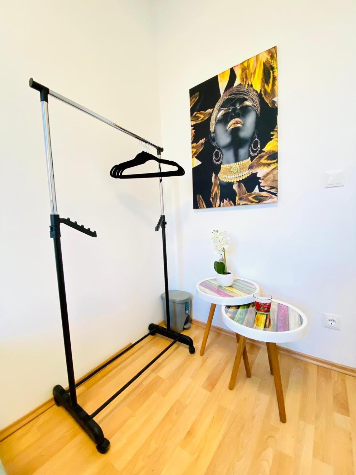 Bright 5br Shared W Great Transport Link Apartment *