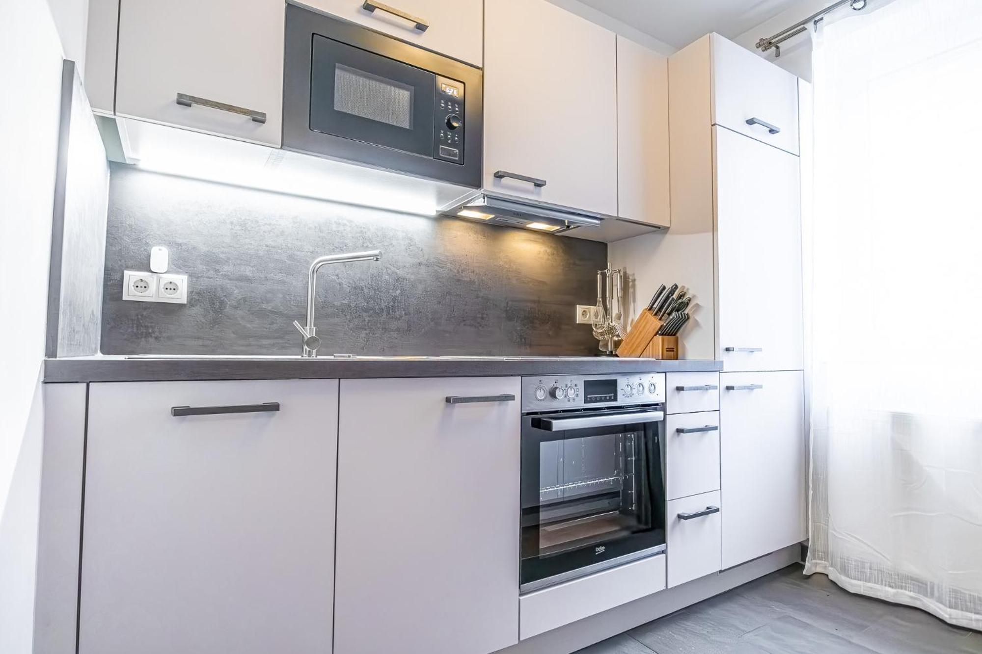 Charming 1br And 1lr Modern Design Donaustadt Apartment *
