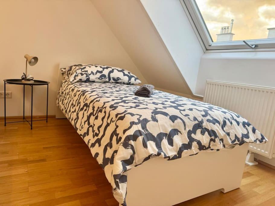 Apartment Spacious Rooftop With Balcony Vienna