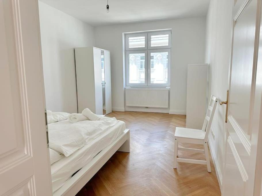 2 Mit Balkon 19 Vienna