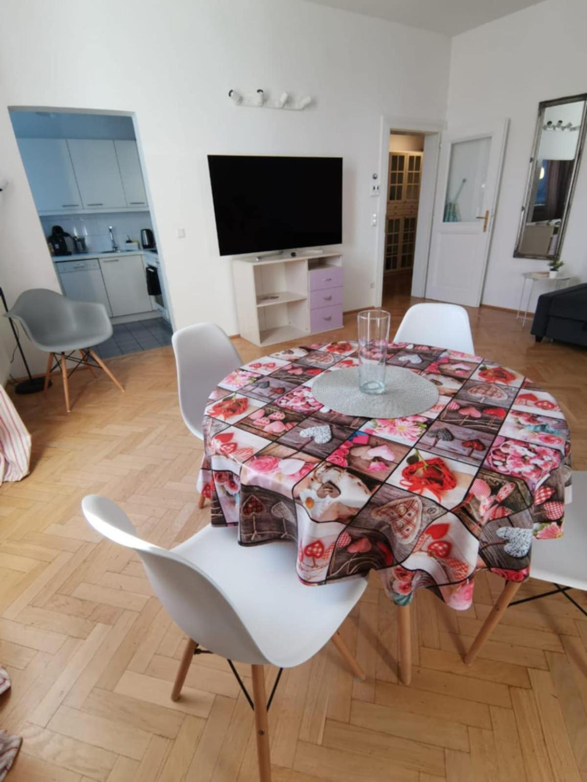 Cozy Near Schoenbrunn 17 Apartment *