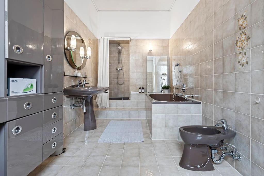 Stylish & Modern Viennese *