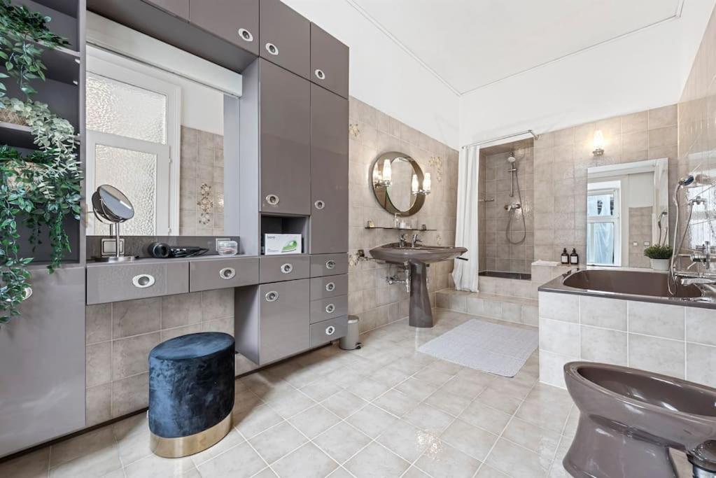 Stylish & Modern Viennese
