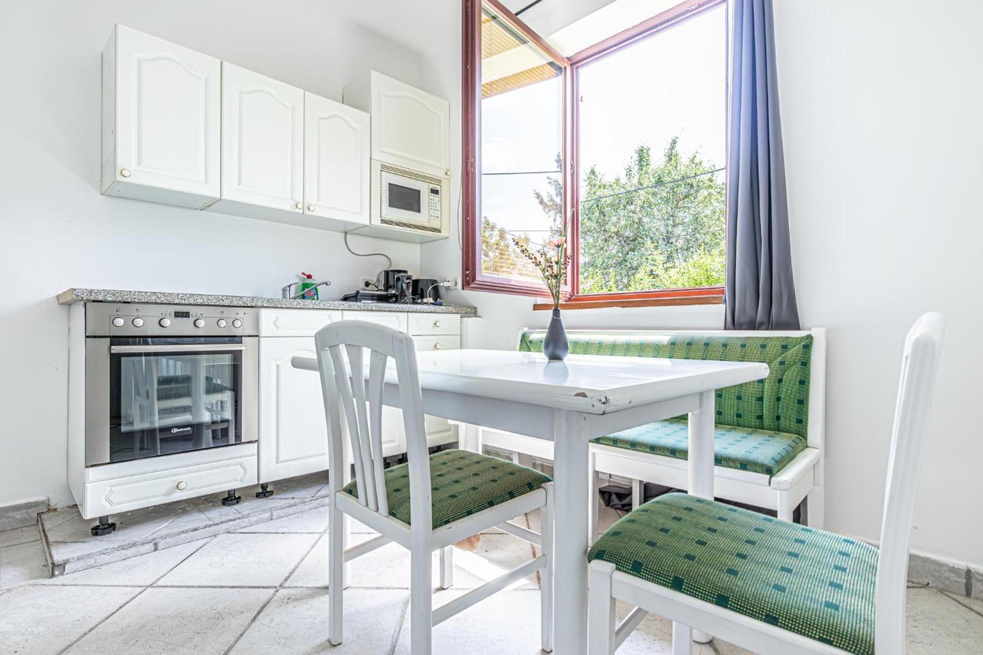 Hostel Comfy In Shared With Terrace And Garden