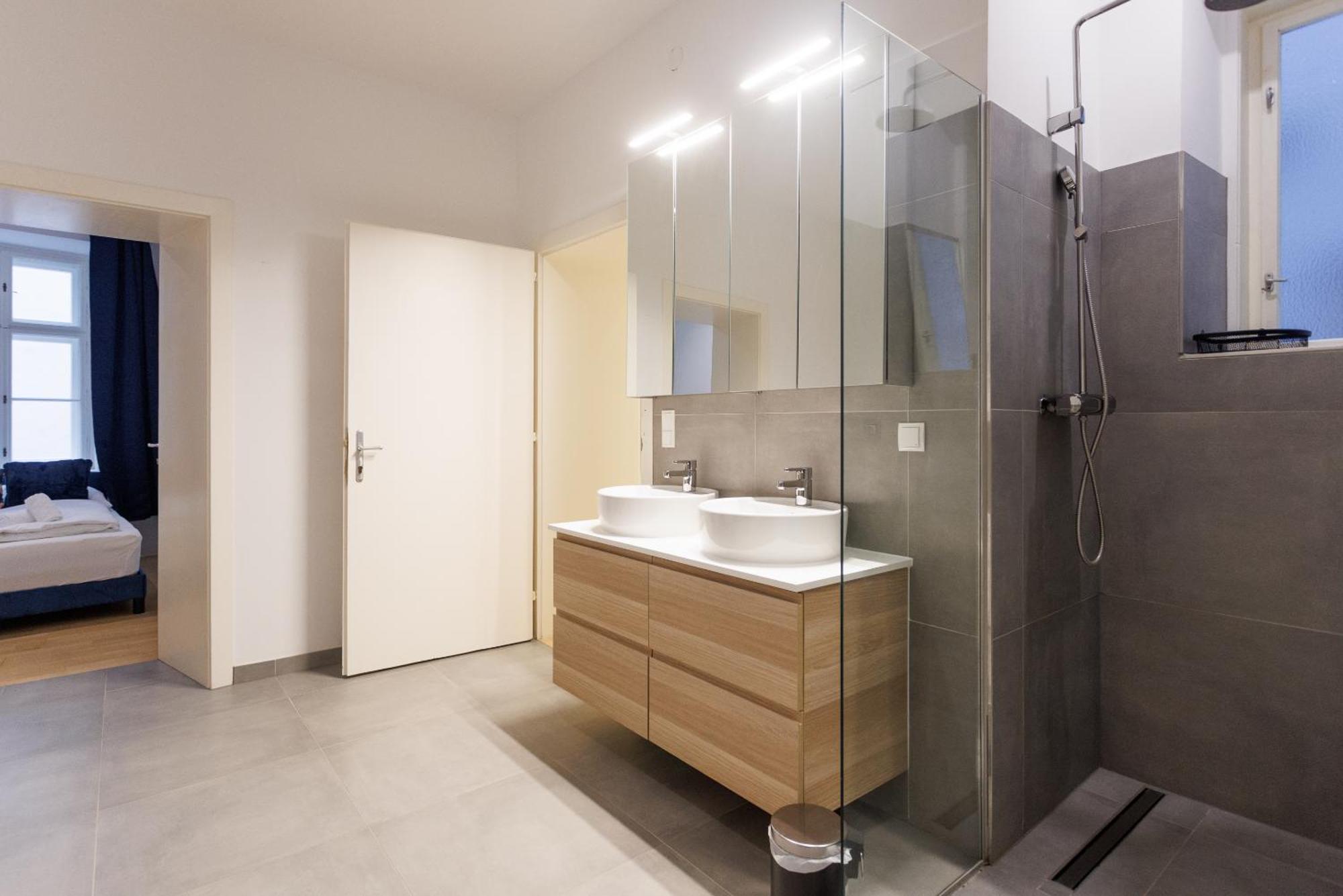 Luxury Apartment *