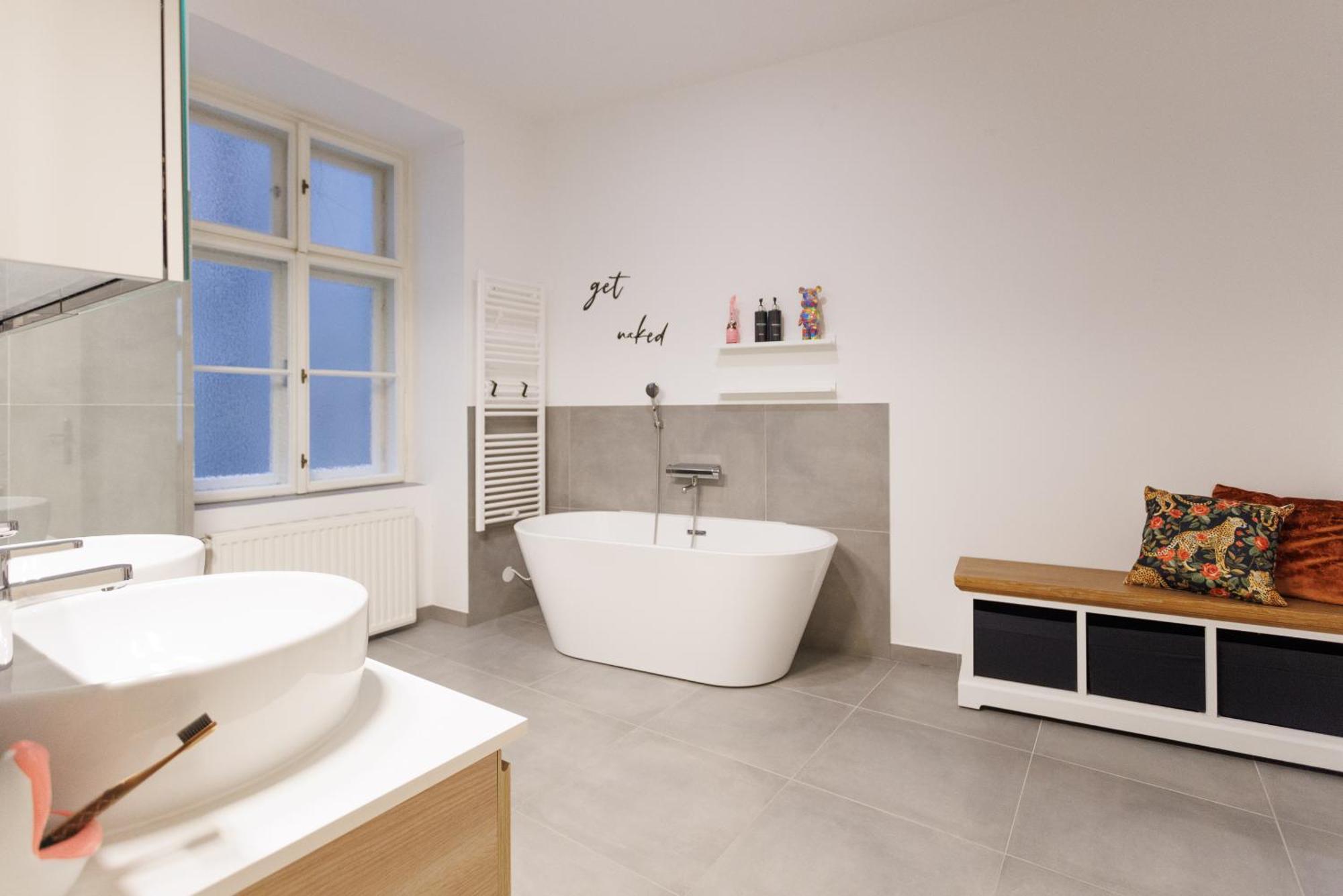 Luxury Apartment *