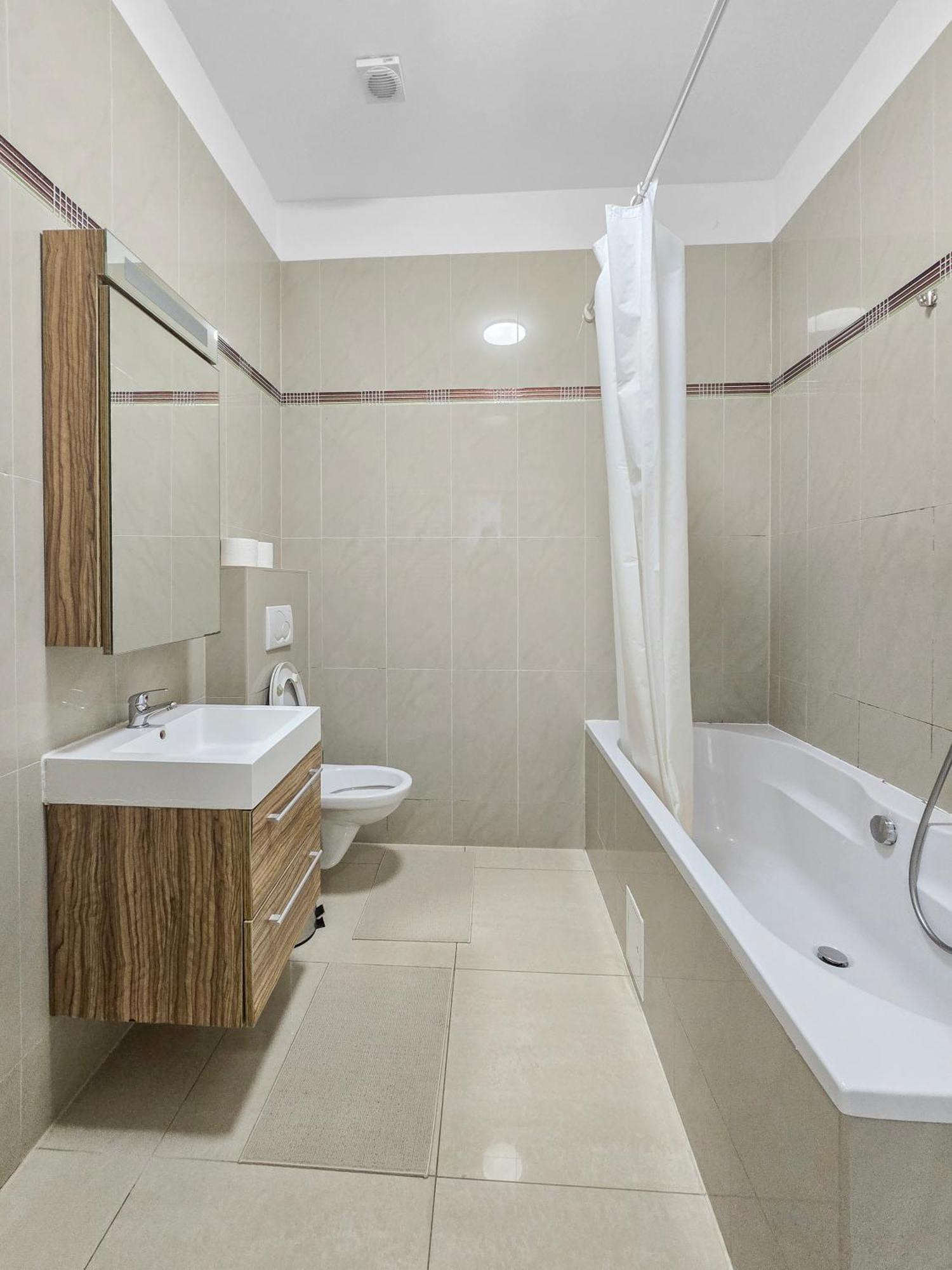 Two-bedroom Balcony Retreat For 4 Near Millennium Tower Apartment *
