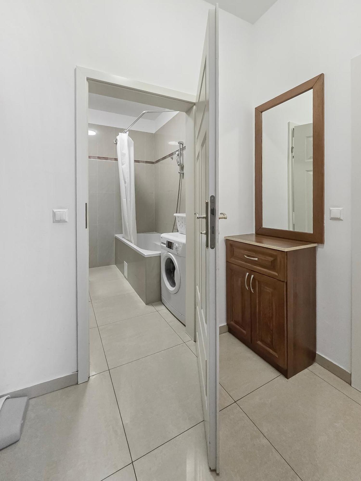 Apartment Two-bedroom Balcony Retreat For 4 Near Millennium Tower *