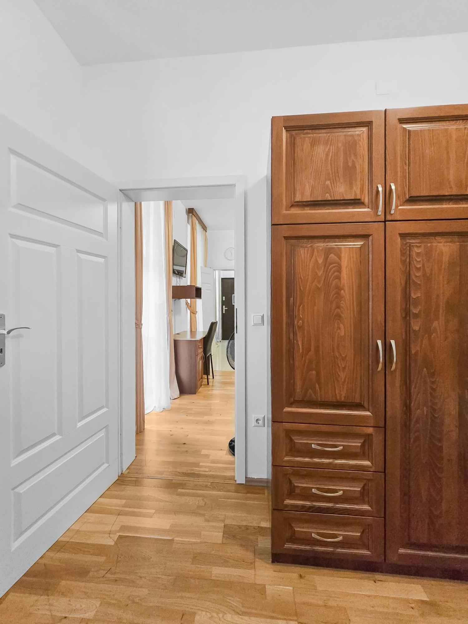 Apartment Two-bedroom Balcony Retreat For 4 Near Millennium Tower *