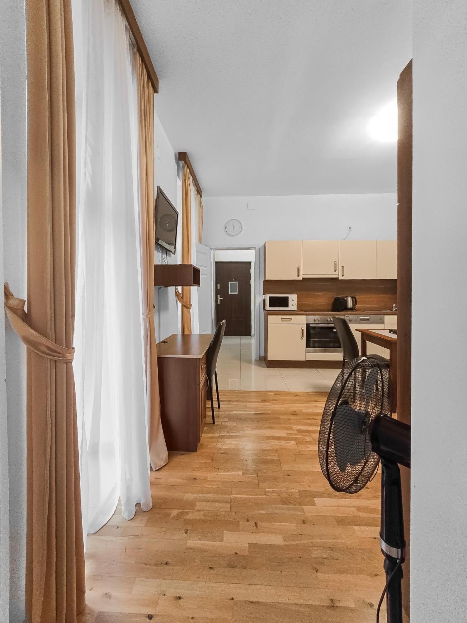 Two-bedroom Balcony Retreat For 4 Near Millennium Tower Apartment