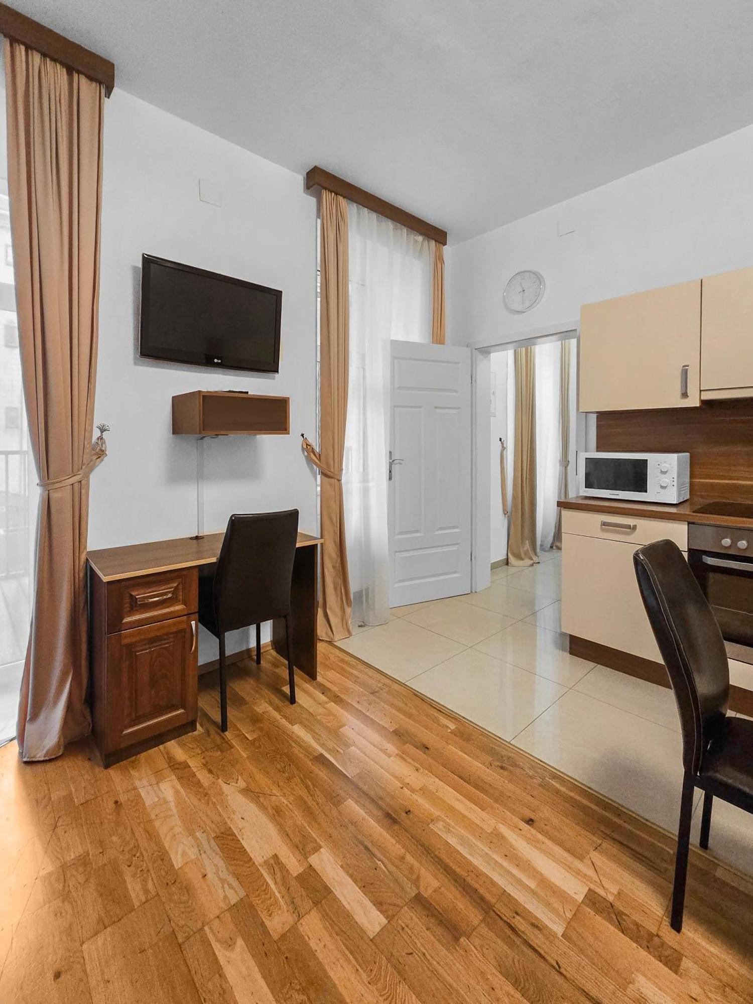 Apartment Two-bedroom Balcony Retreat For 4 Near Millennium Tower
