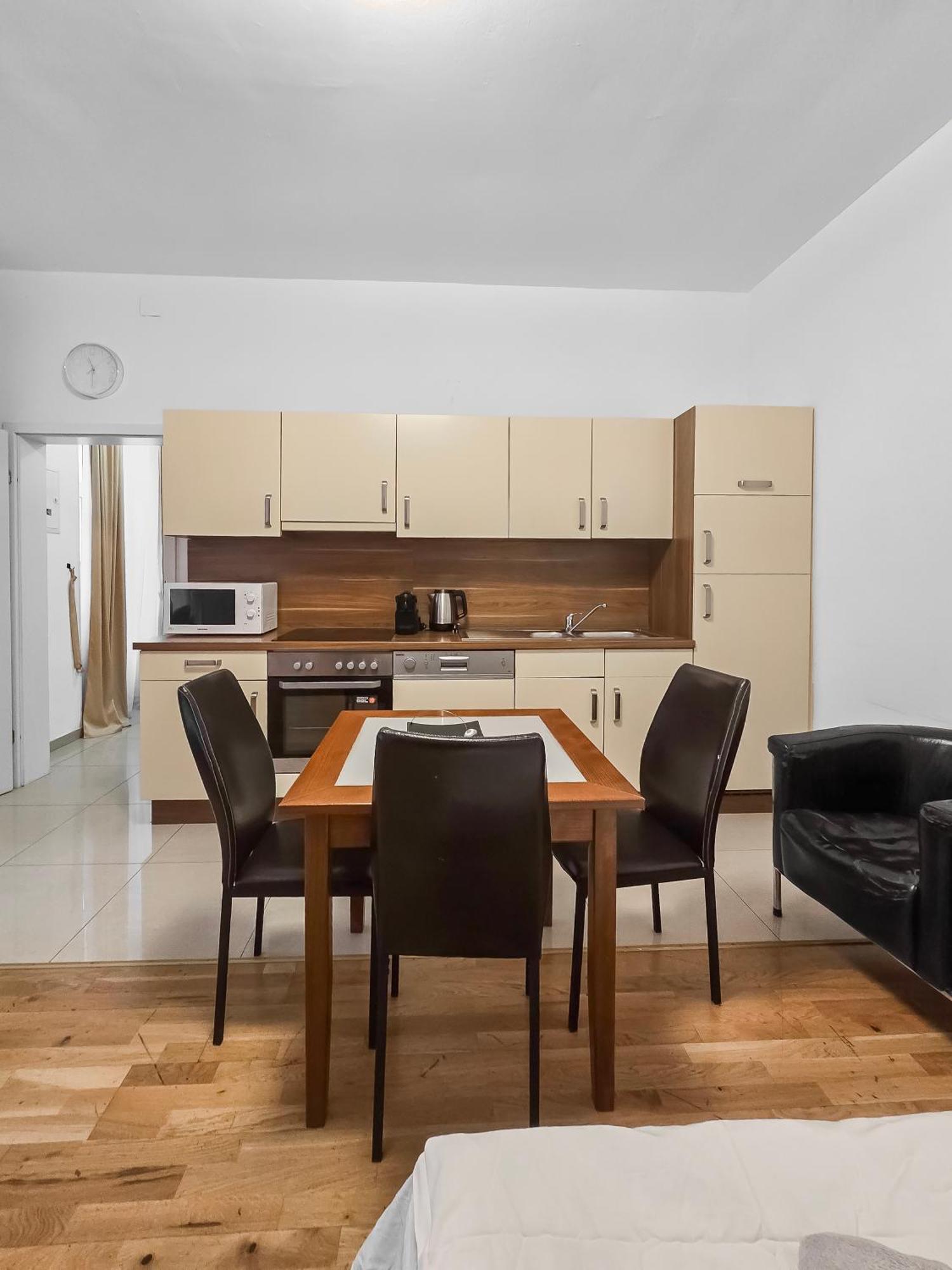 Two-bedroom Balcony Retreat For 4 Near Millennium Tower Apartment *