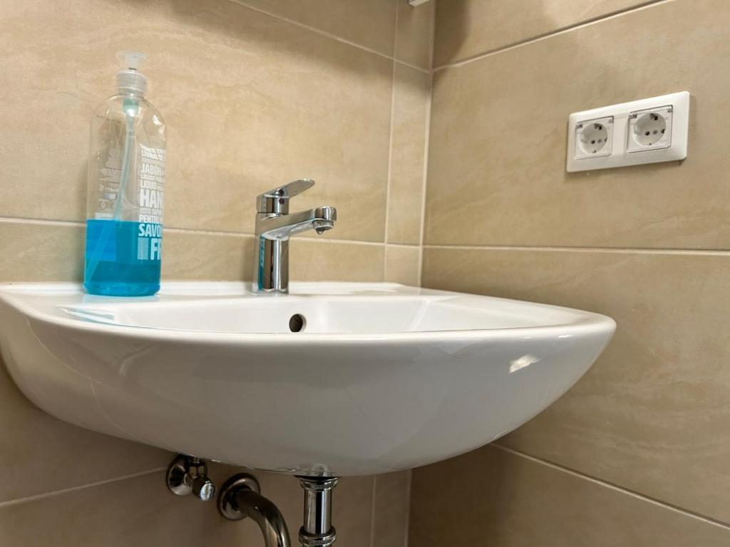 Prime Near Schoenbrunn Castle Apartment *