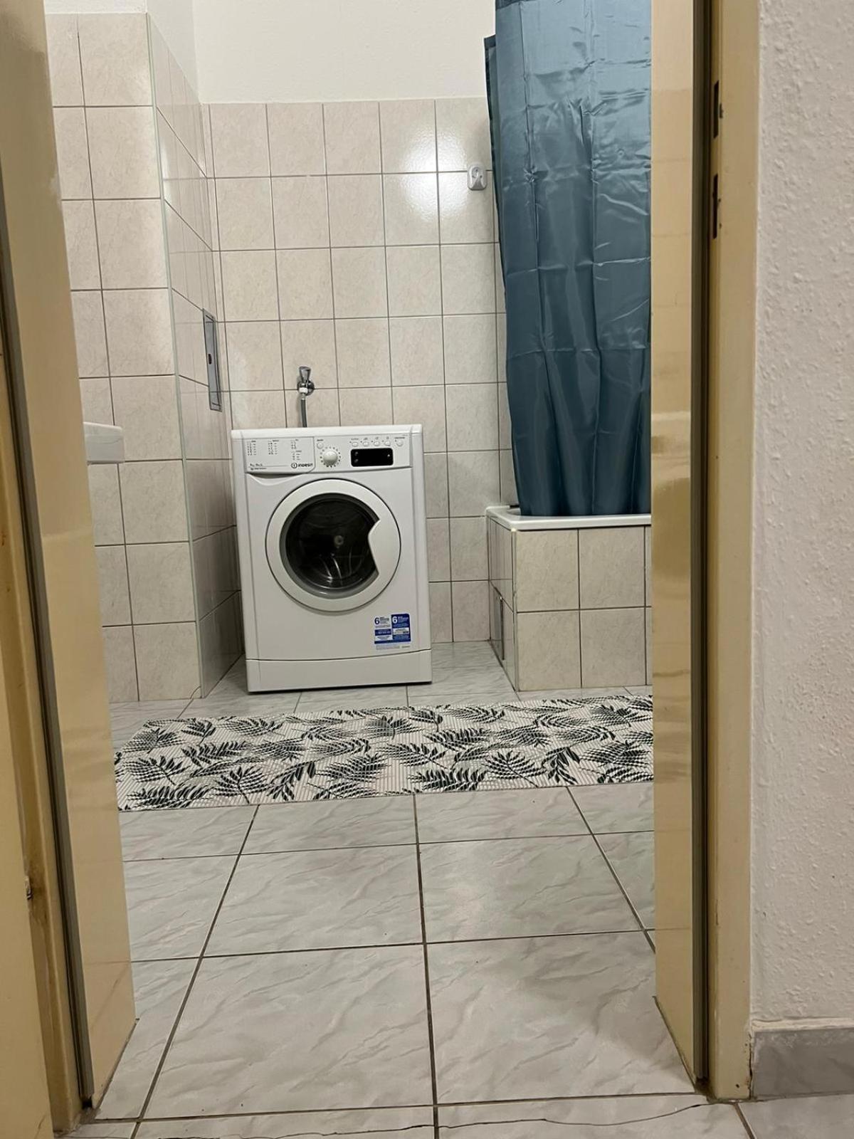 Lovely 3br Aptbshared Next To Meidling Station *