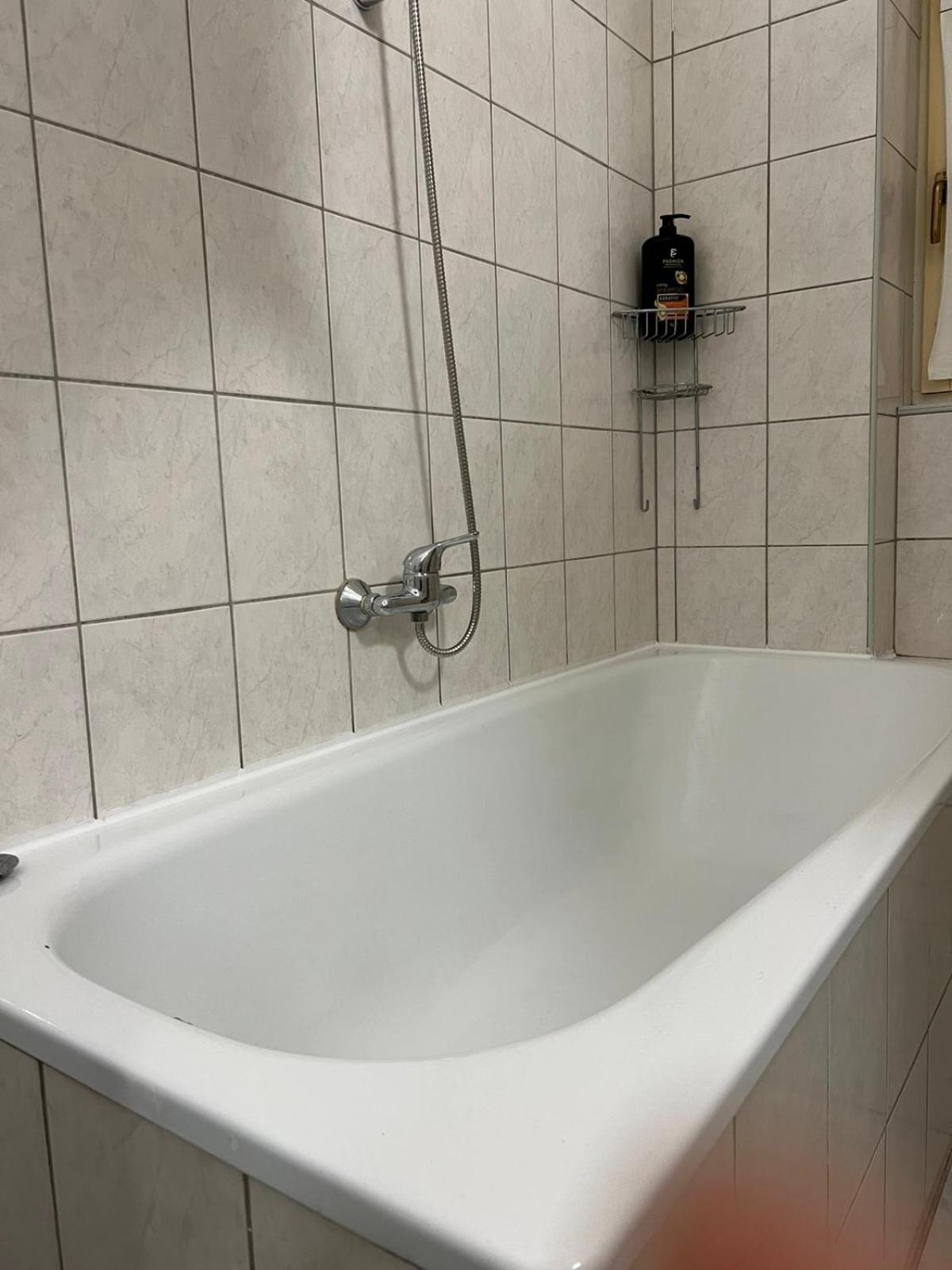 Lovely 3br Aptbshared Next To Meidling Station