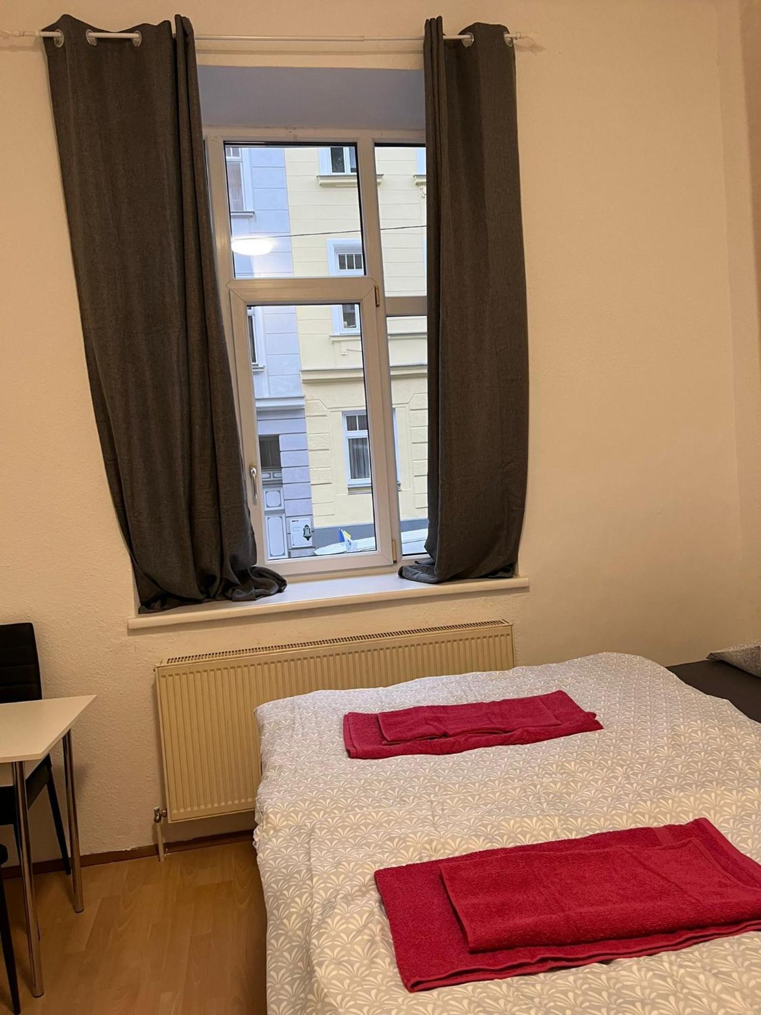 Lovely 3br Aptbshared Next To Meidling Station *