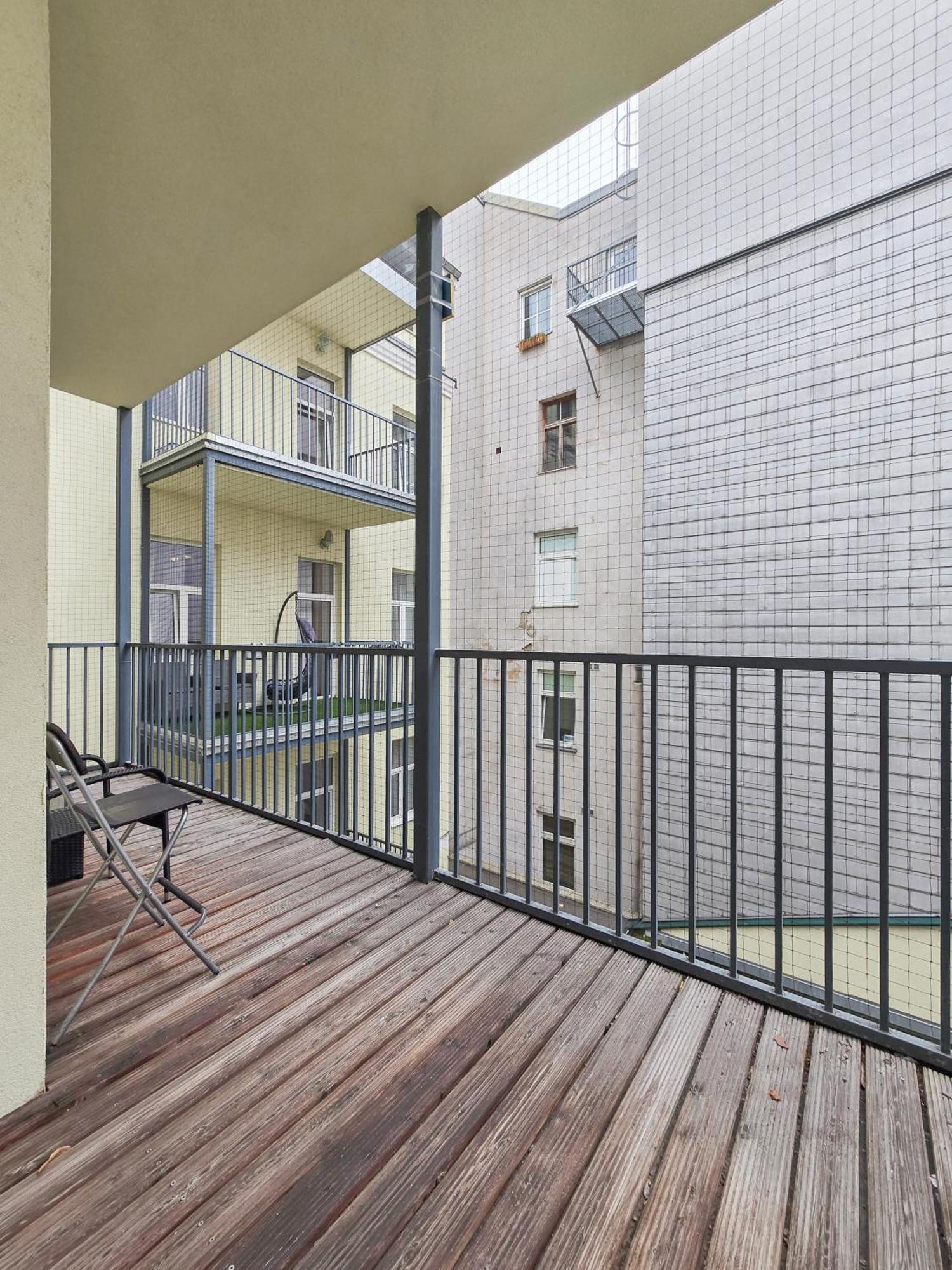 Elegant 3-bedroom Getaway With Balcony For Groups Up To 7 Apartment