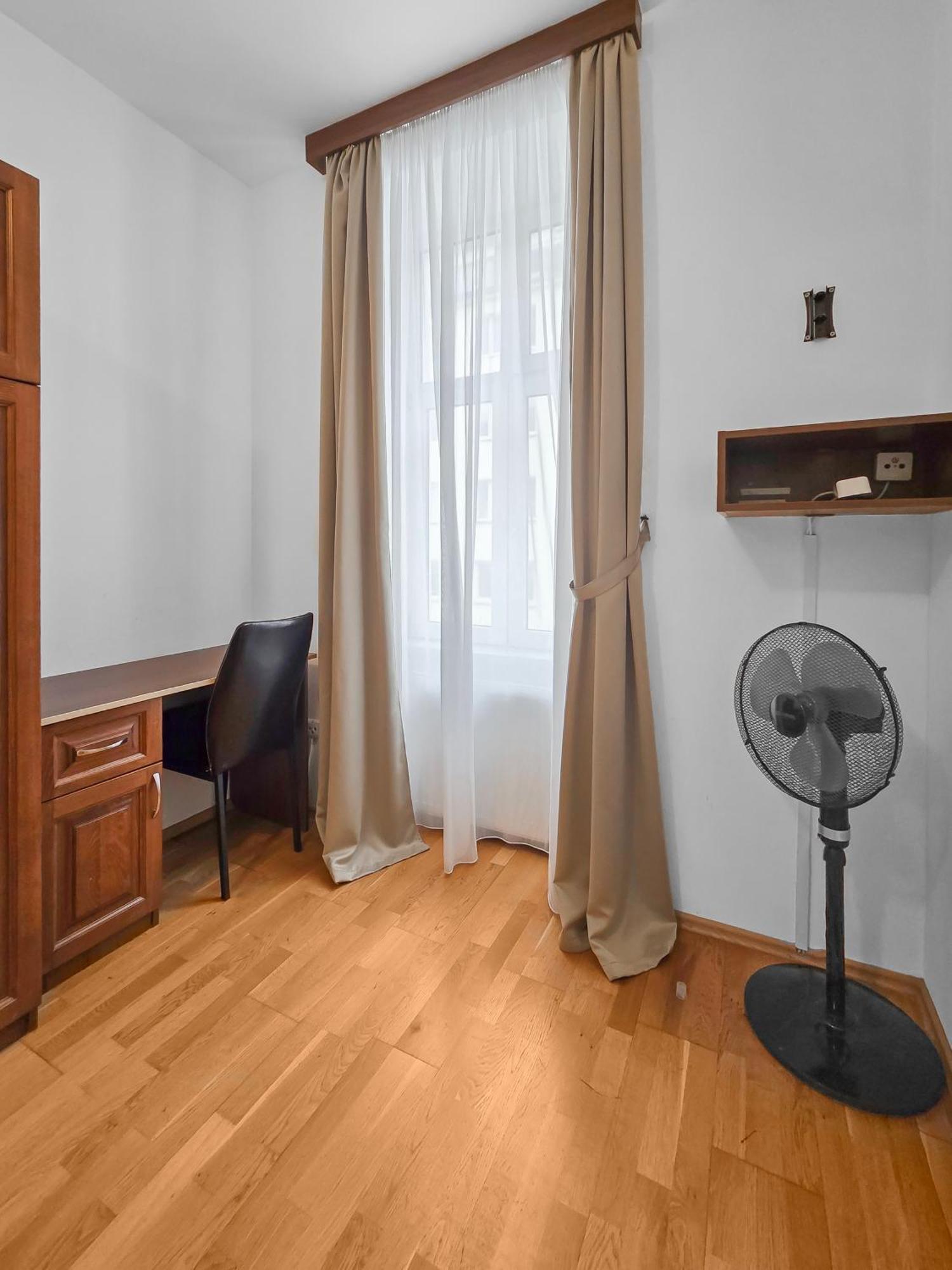 Elegant 3-bedroom Getaway With Balcony For Groups Up To 7 Vienna