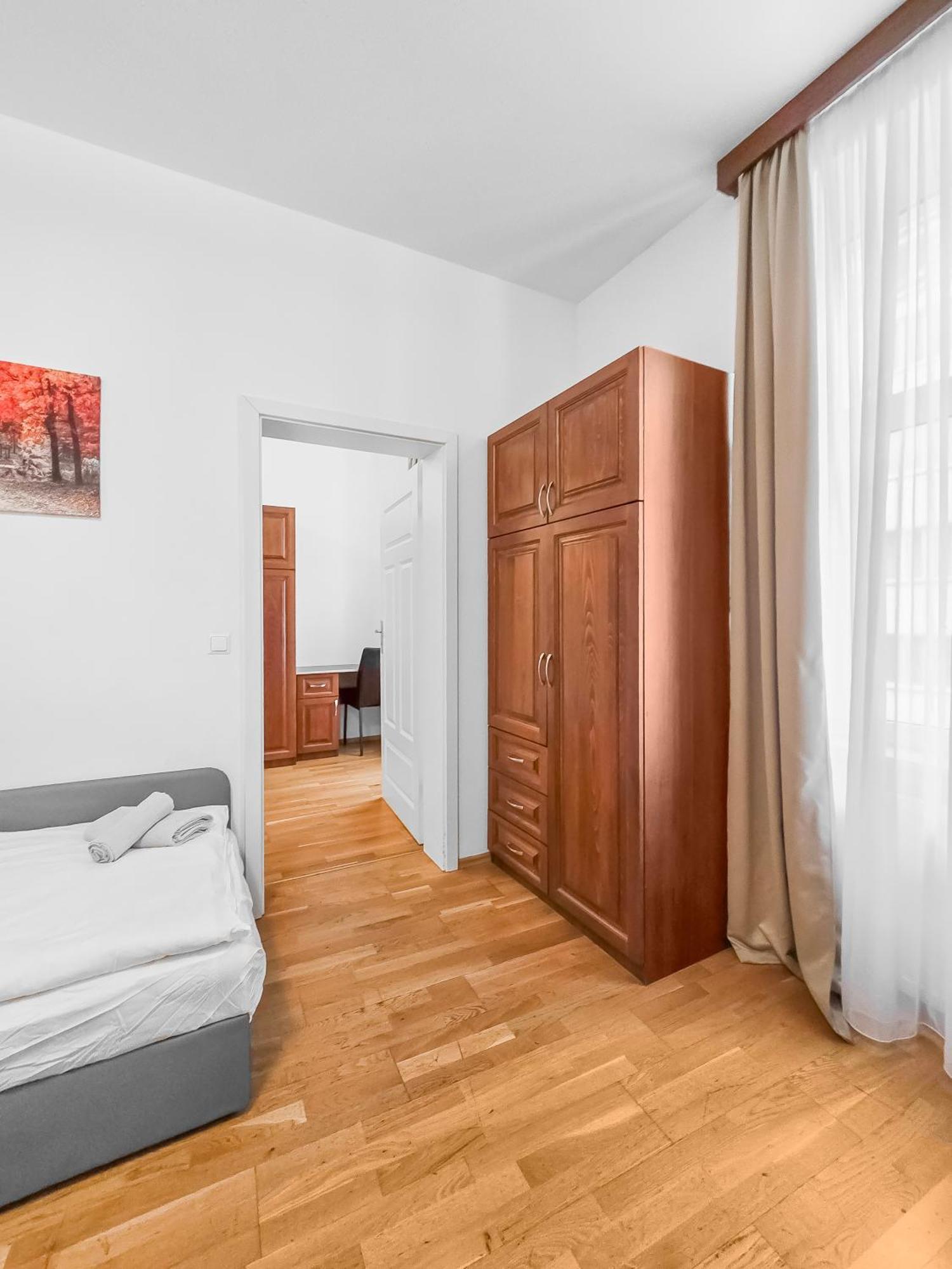 Elegant 3-bedroom Getaway With Balcony For Groups Up To 7 Vienna