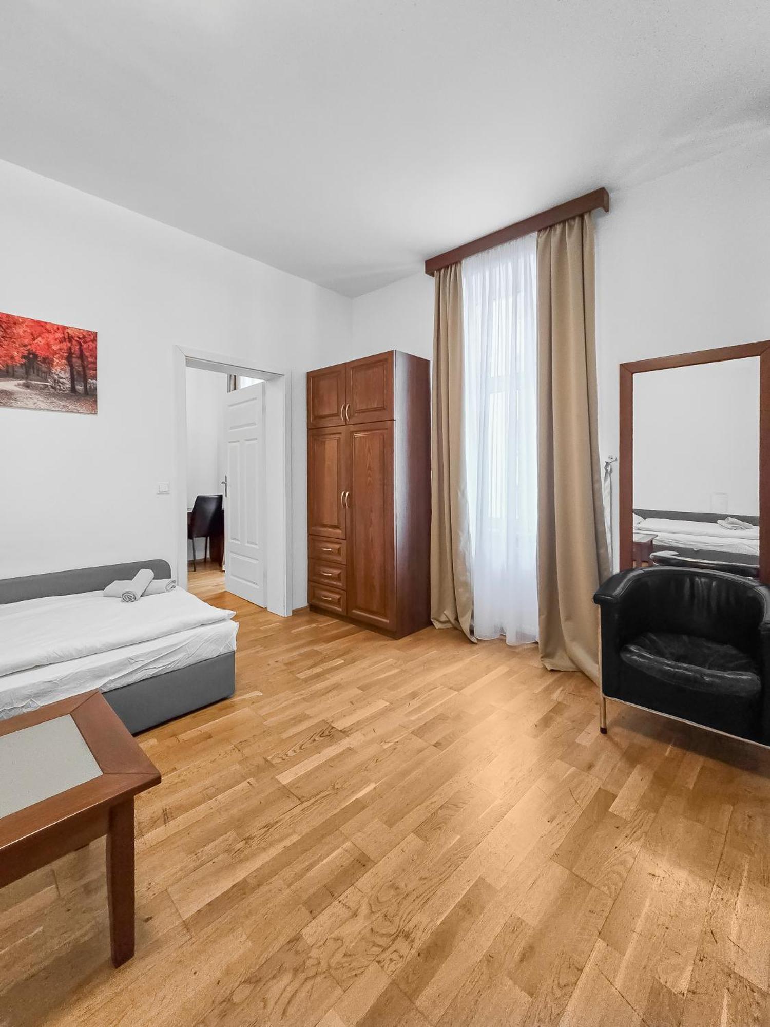 Elegant 3-bedroom Getaway With Balcony For Groups Up To 7 Vienna
