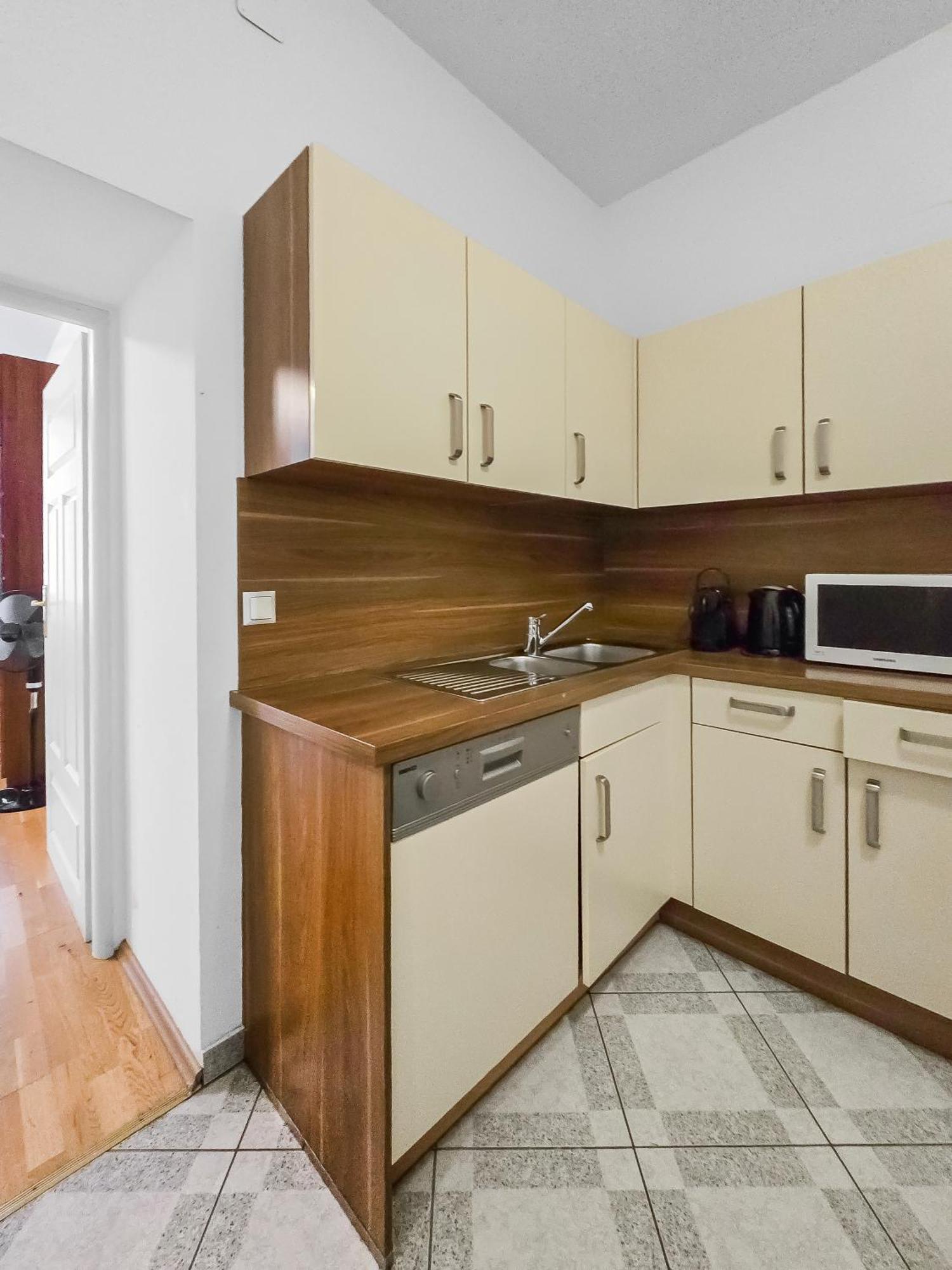 Apartment Elegant 3-bedroom Getaway With Balcony For Groups Up To 7 Vienna