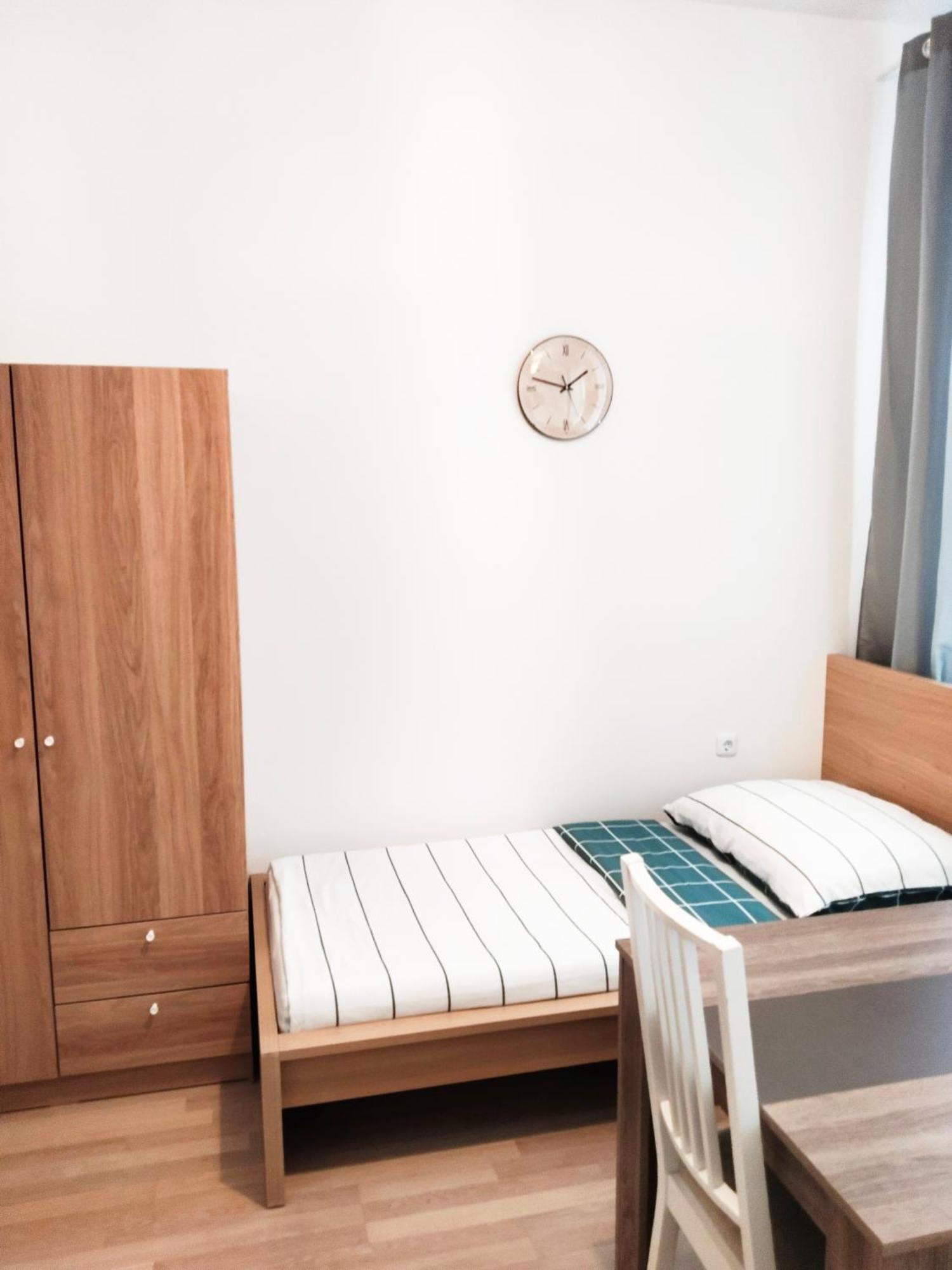 Hostel Favorit-rooms Direkt Metro-u1 Connection To Centralstation And City-center