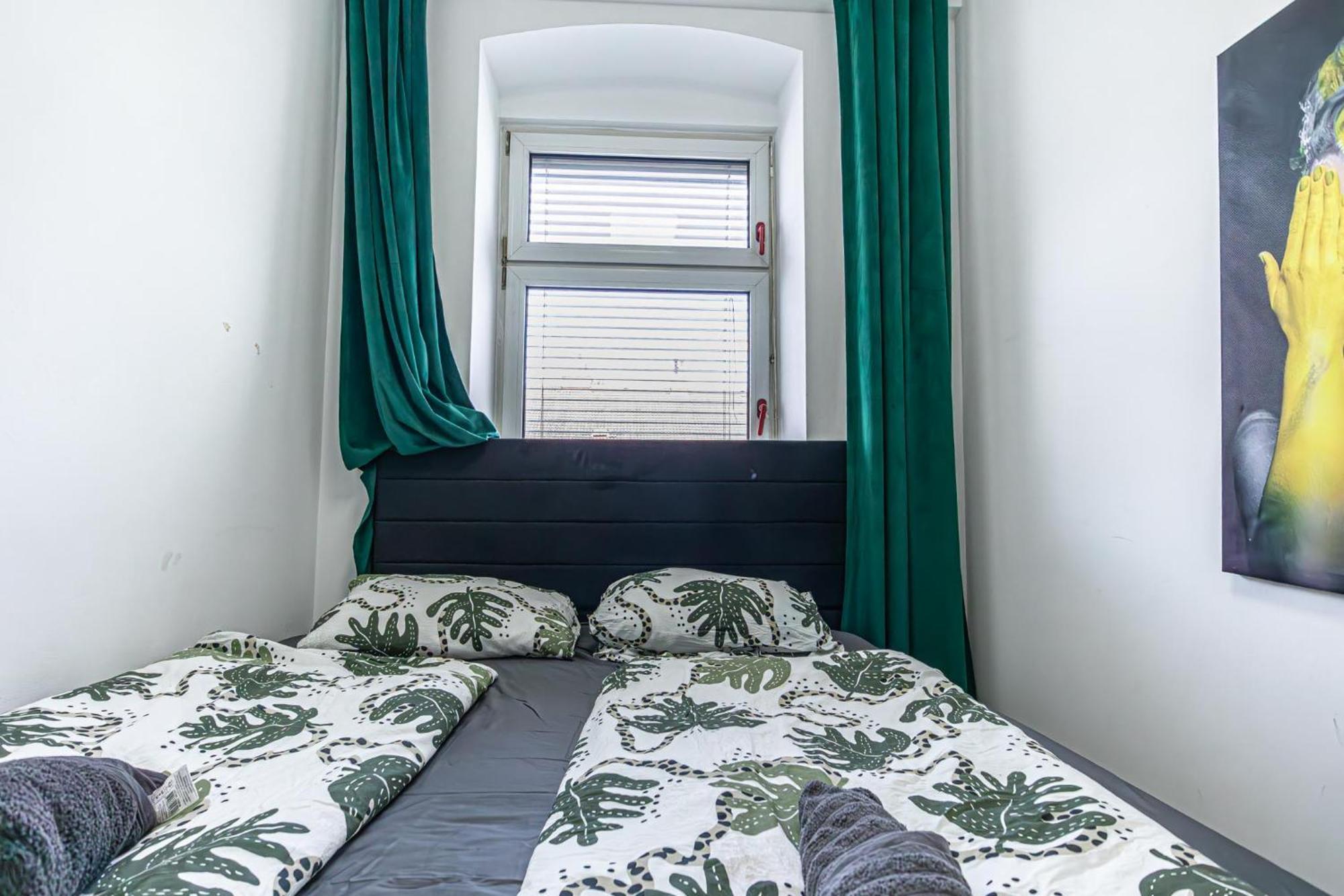 Near Schoenbrunn - Economy In Shared At Meidling Train Station Hostel Vienna