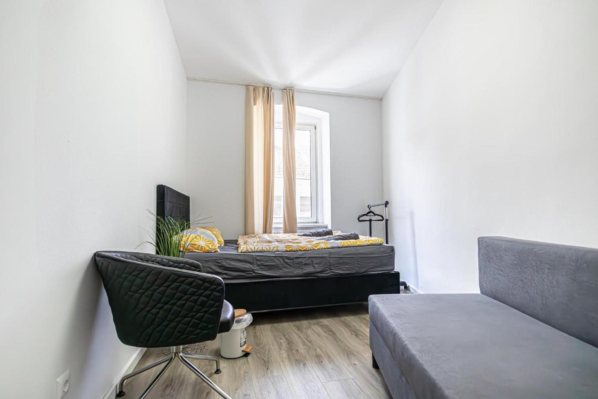 Near Schoenbrunn - Economy In Shared At Meidling Train Station Hostel