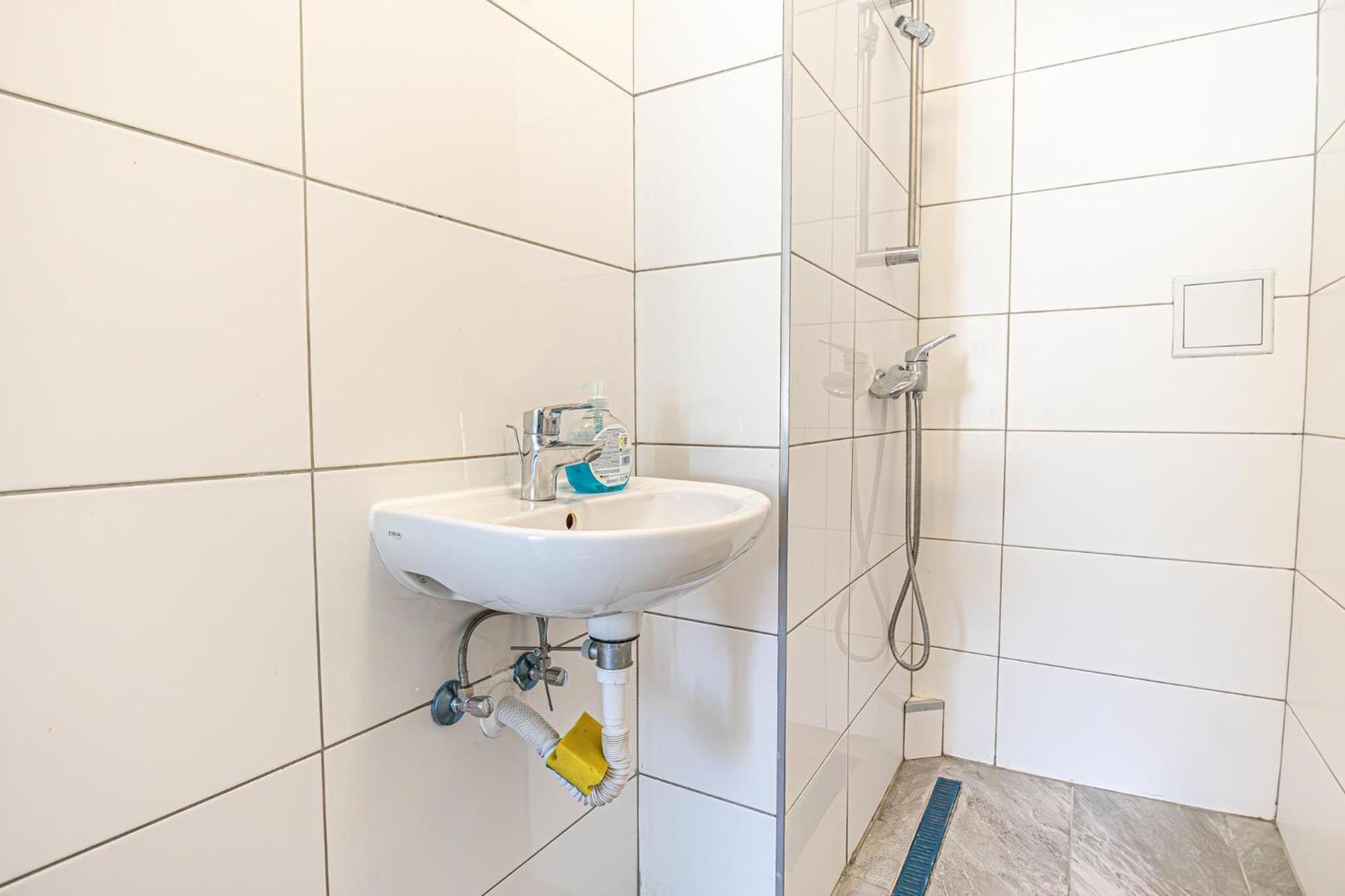 Near Schoenbrunn - Economy In Shared At Meidling Train Station Hostel