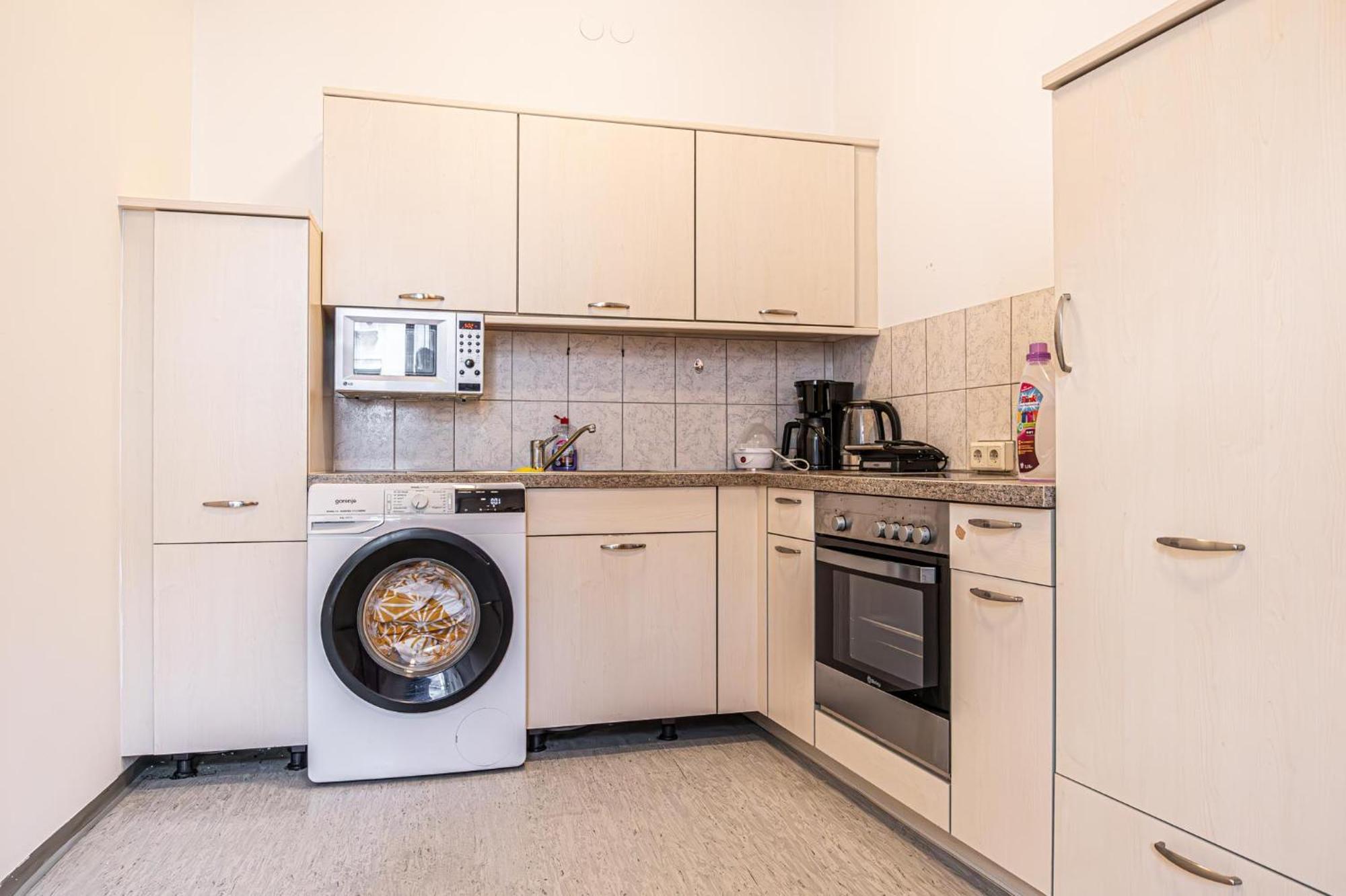 Near Schoenbrunn - Economy In Shared At Meidling Train Station Hostel *