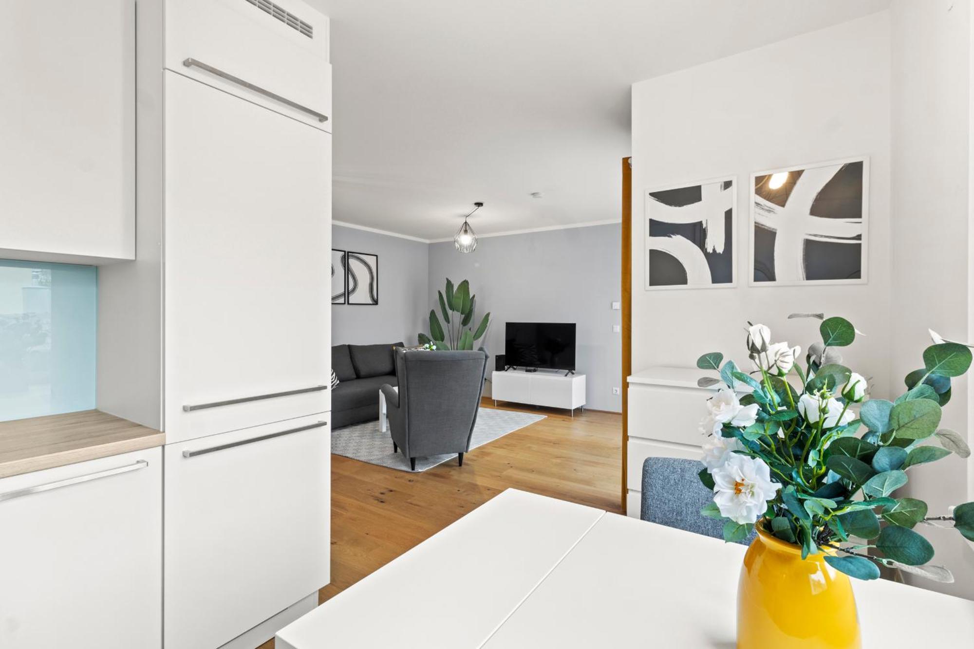 Free Parking I Balcony I 5 Min To Train Station Apartment