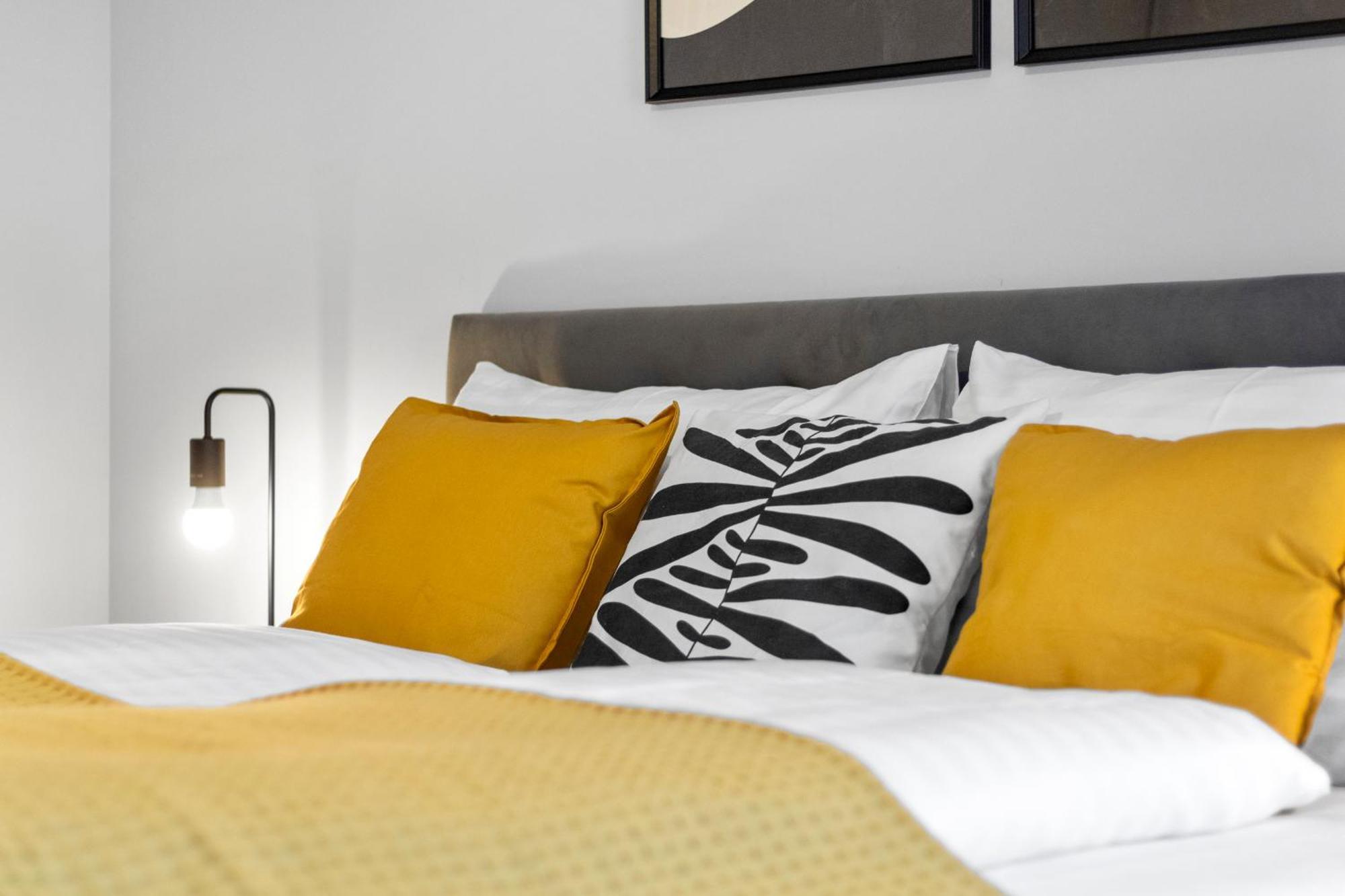 Free Parking I Balcony I 5 Min To Train Station Apartment *
