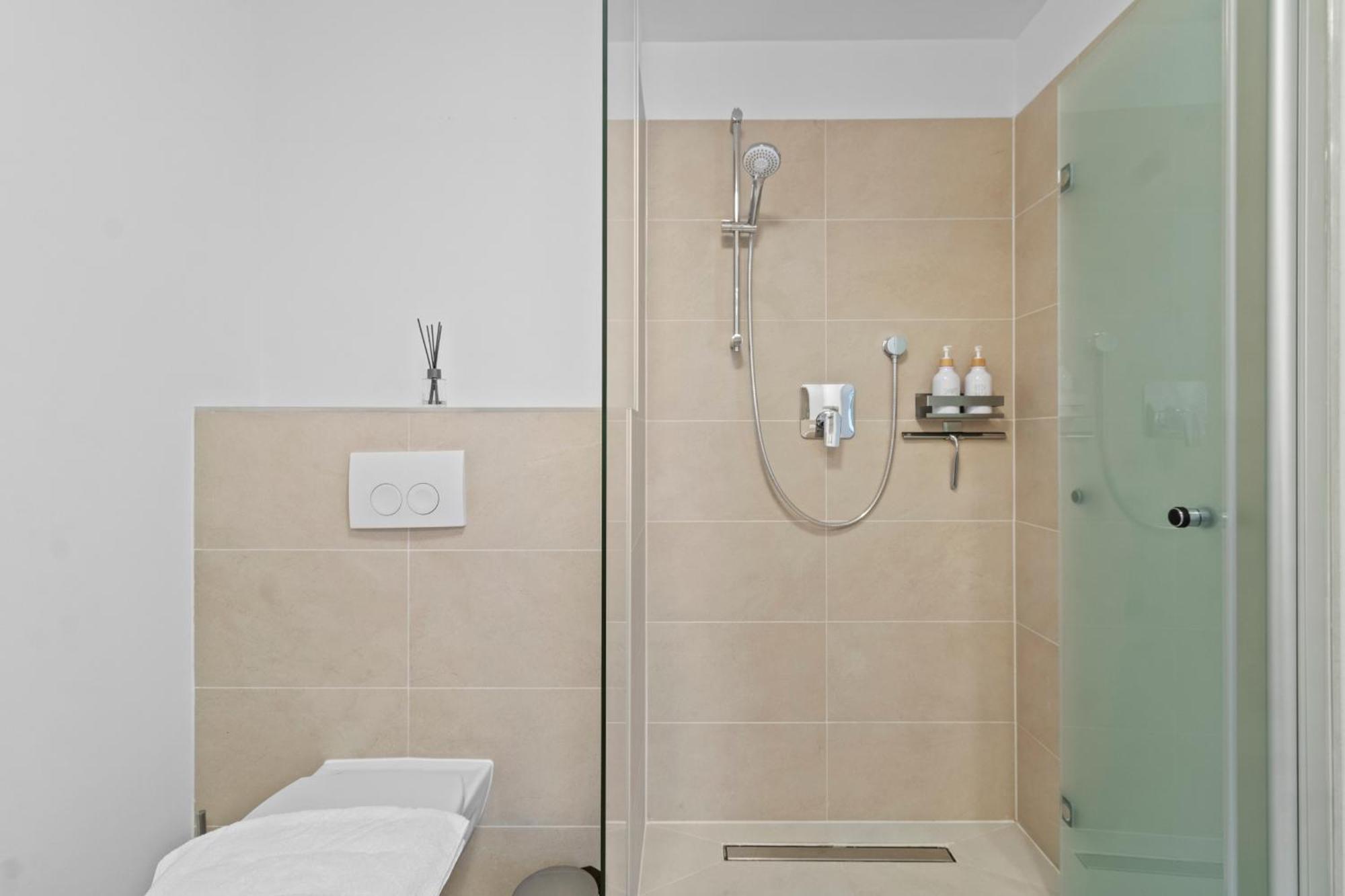 Apartment Free Parking I Balcony I 5 Min To Train Station *