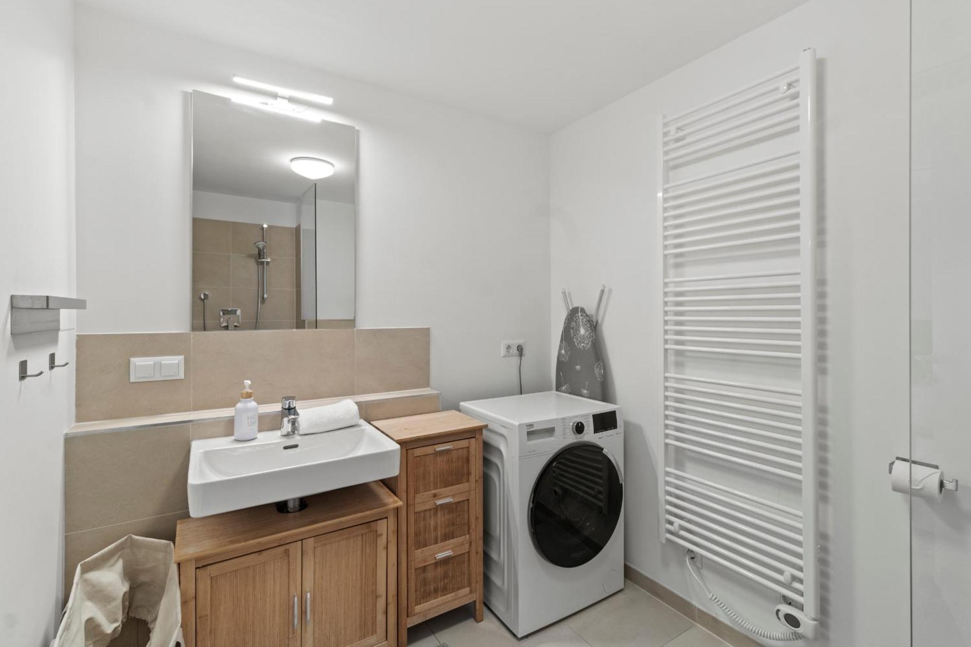 Apartment Free Parking I Balcony I 5 Min To Train Station Wien