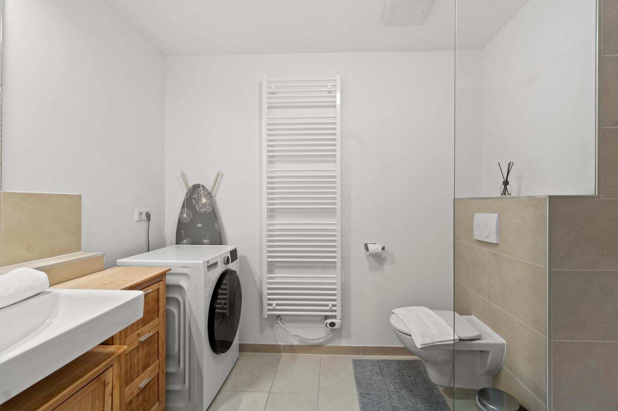 Free Parking I Balcony I 5 Min To Train Station Apartment
