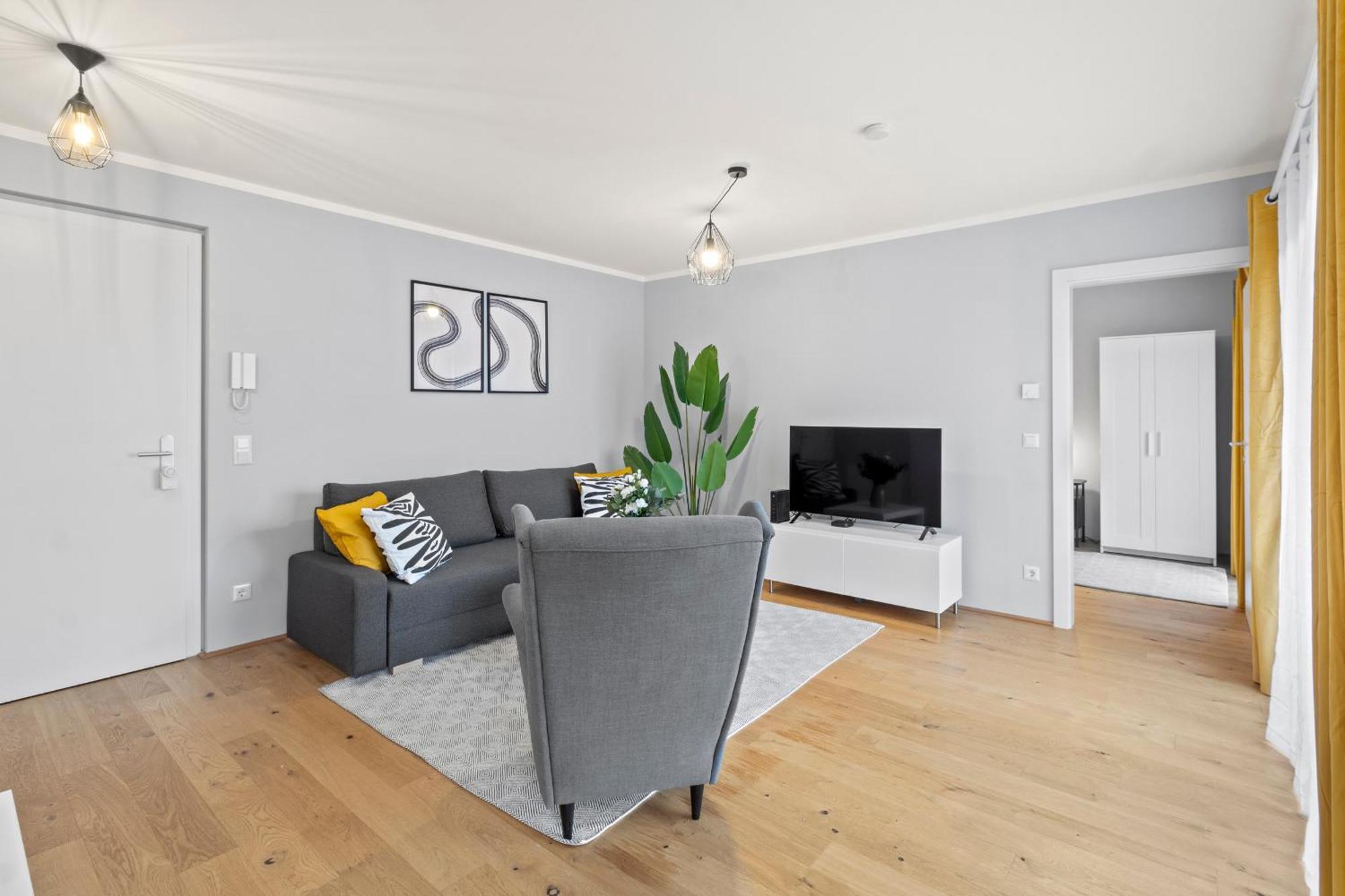 Free Parking I Balcony I 5 Min To Train Station Apartment *