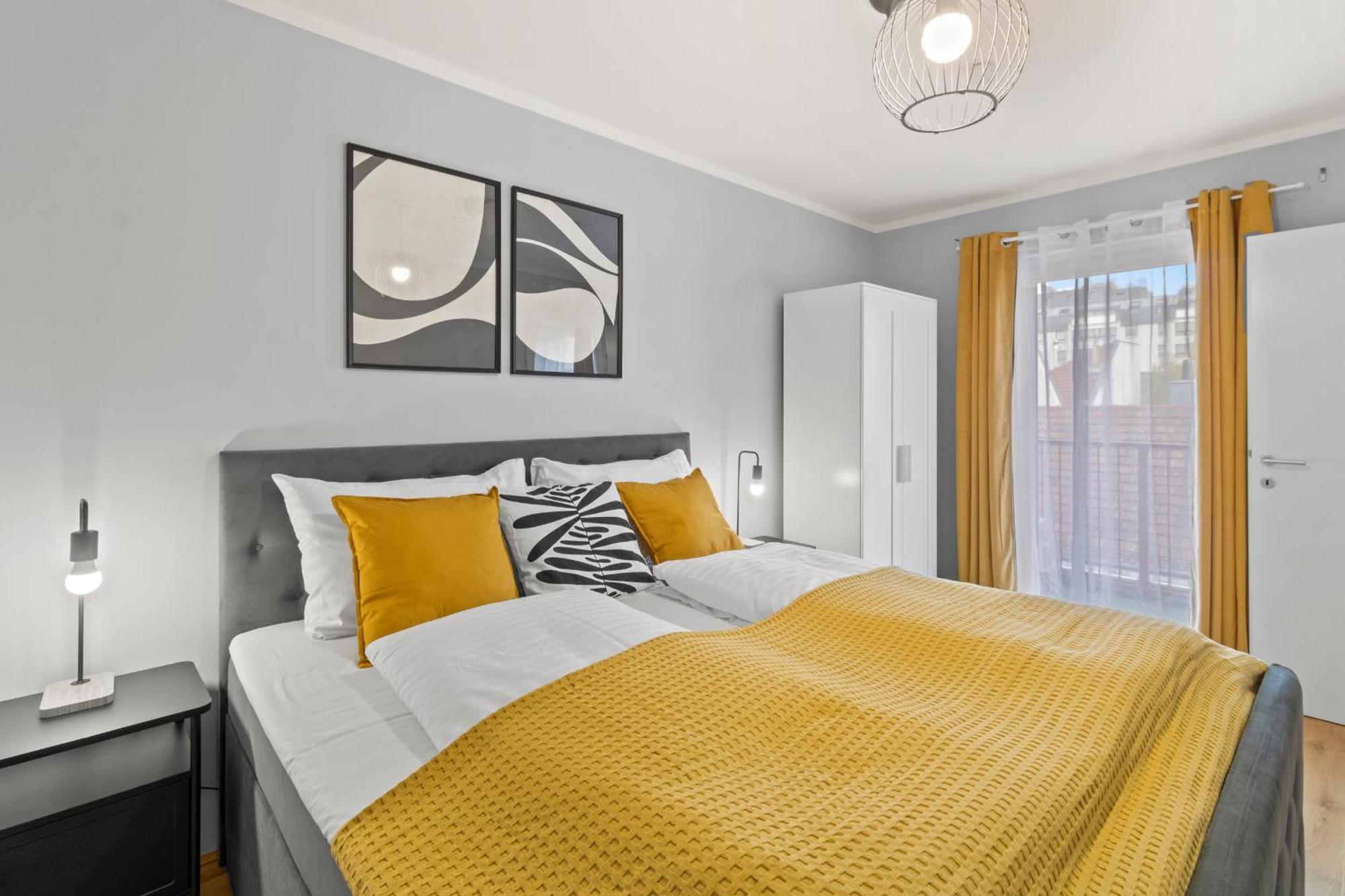 Free Parking I Balcony I 5 Min To Train Station Apartment