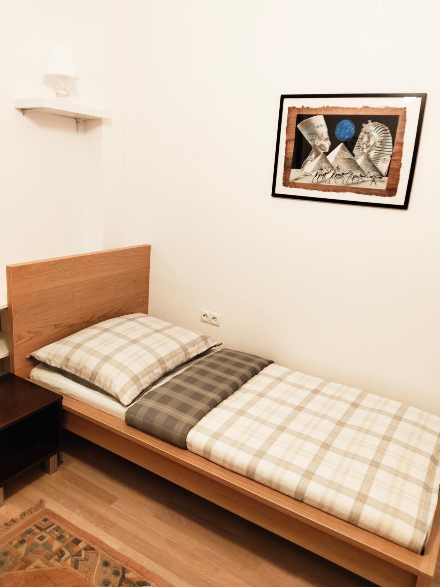 Favorit-rooms Direkt Metro-u1 Connection To Centralstation And City-center Hostel *