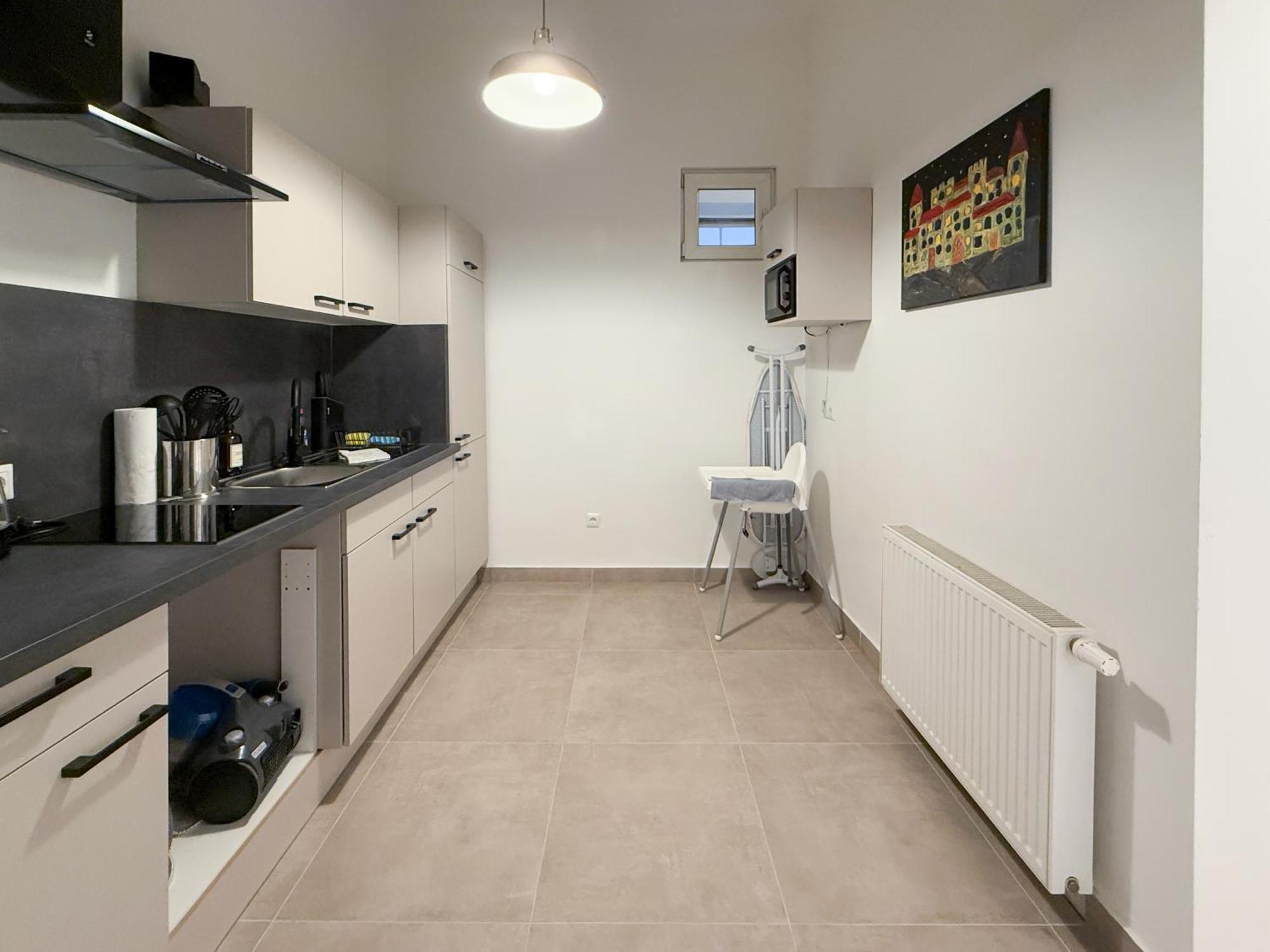 Apartment Brand New Renovated, Centre, Quiet Street, Amazing Location *