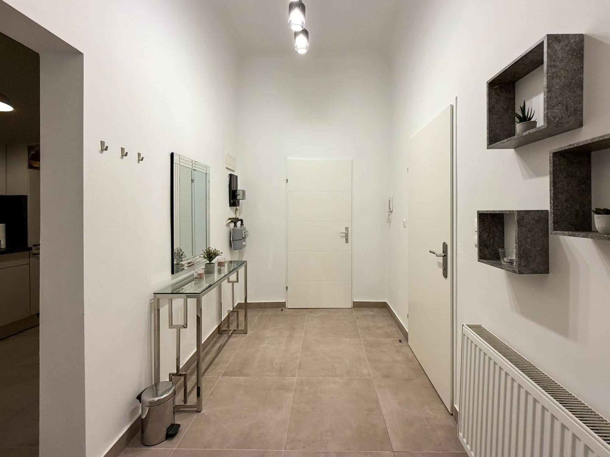 Brand New Renovated, Centre, Quiet Street, Amazing Location Apartment Vienna