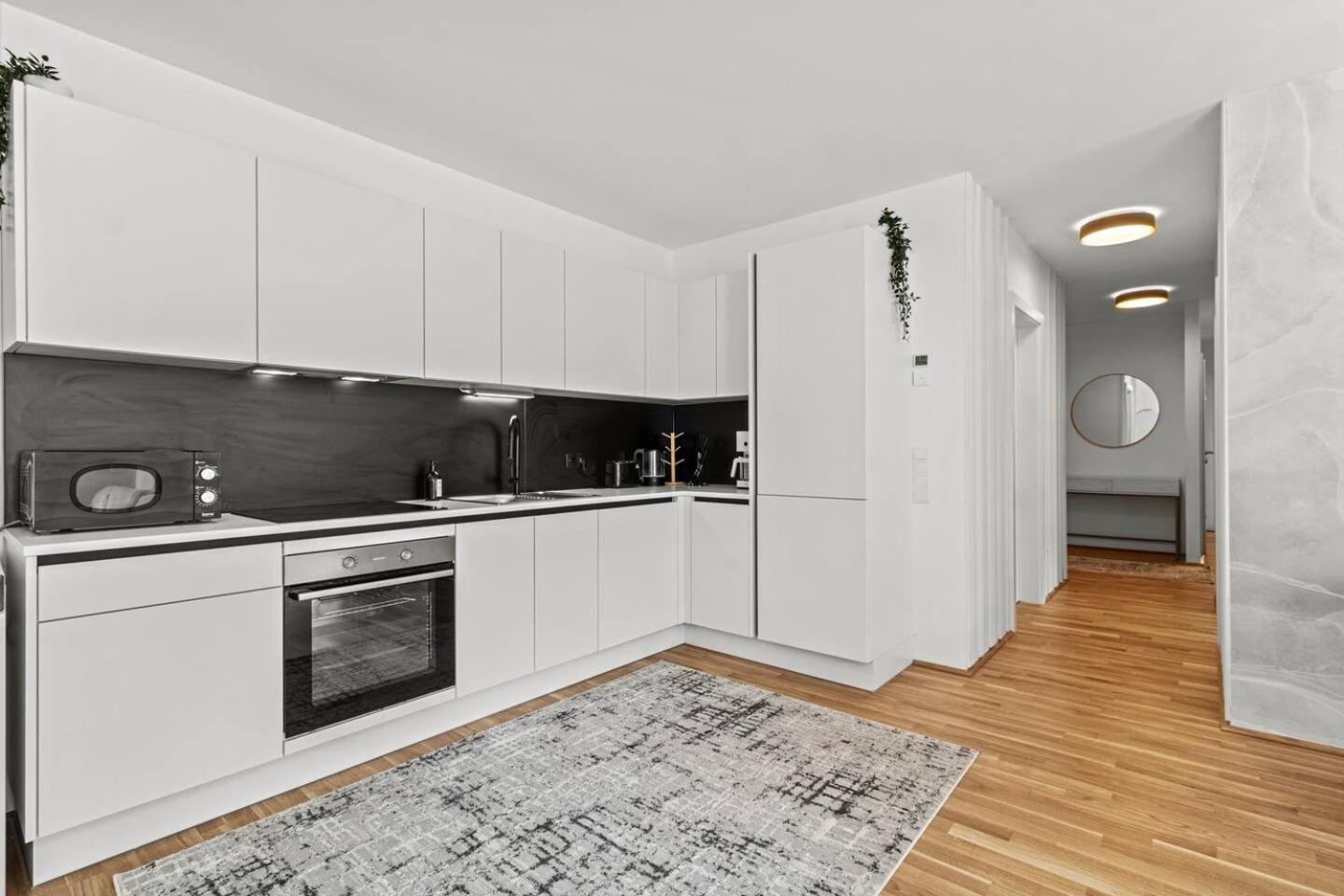 Balkon I Tiefgaragen Parkplatz I 5 Min Zum Einkaufszentrum I Schnelles Wlan * Vienna