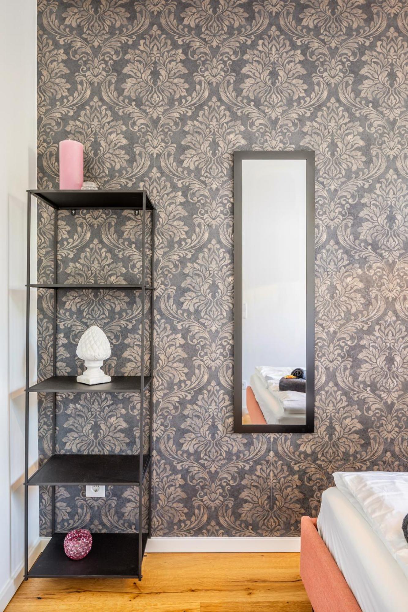 Black - Whirlpool Terrace - Free Parking - Wifi Apartment *