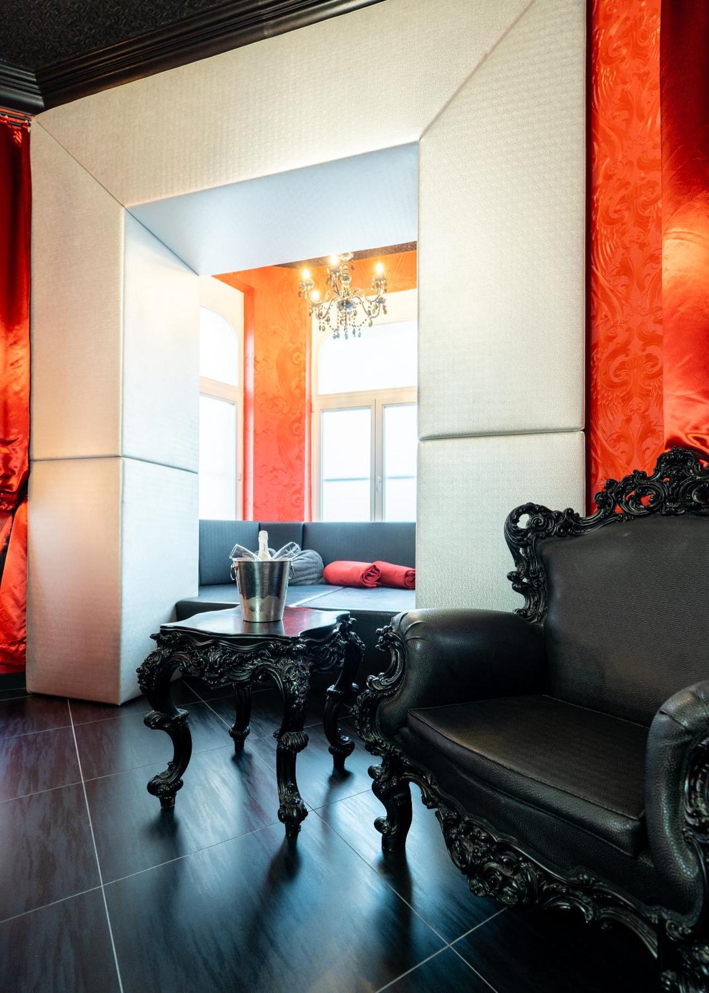 Urania Hotel